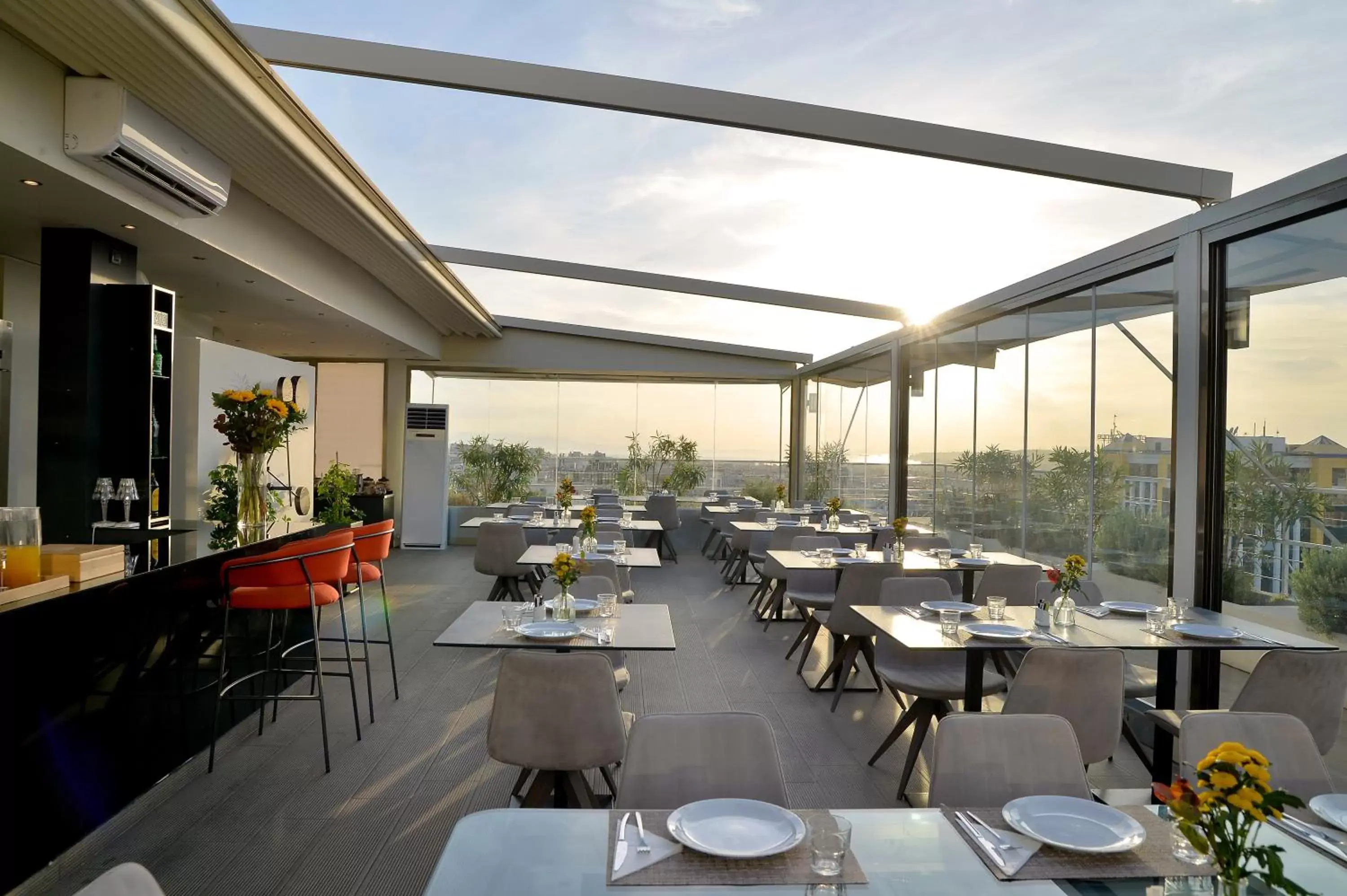 Balcony/Terrace, Restaurant/Places to Eat in Athenaeum Smart Hotel