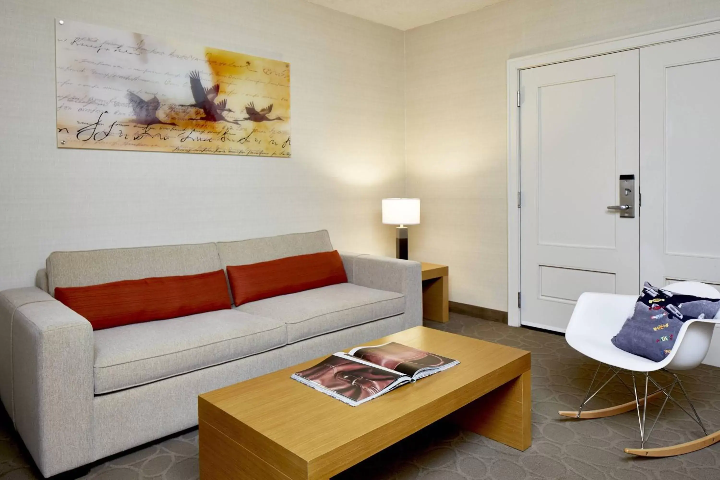 Living room, Seating Area in Renaissance Chicago Glenview Suites Hotel