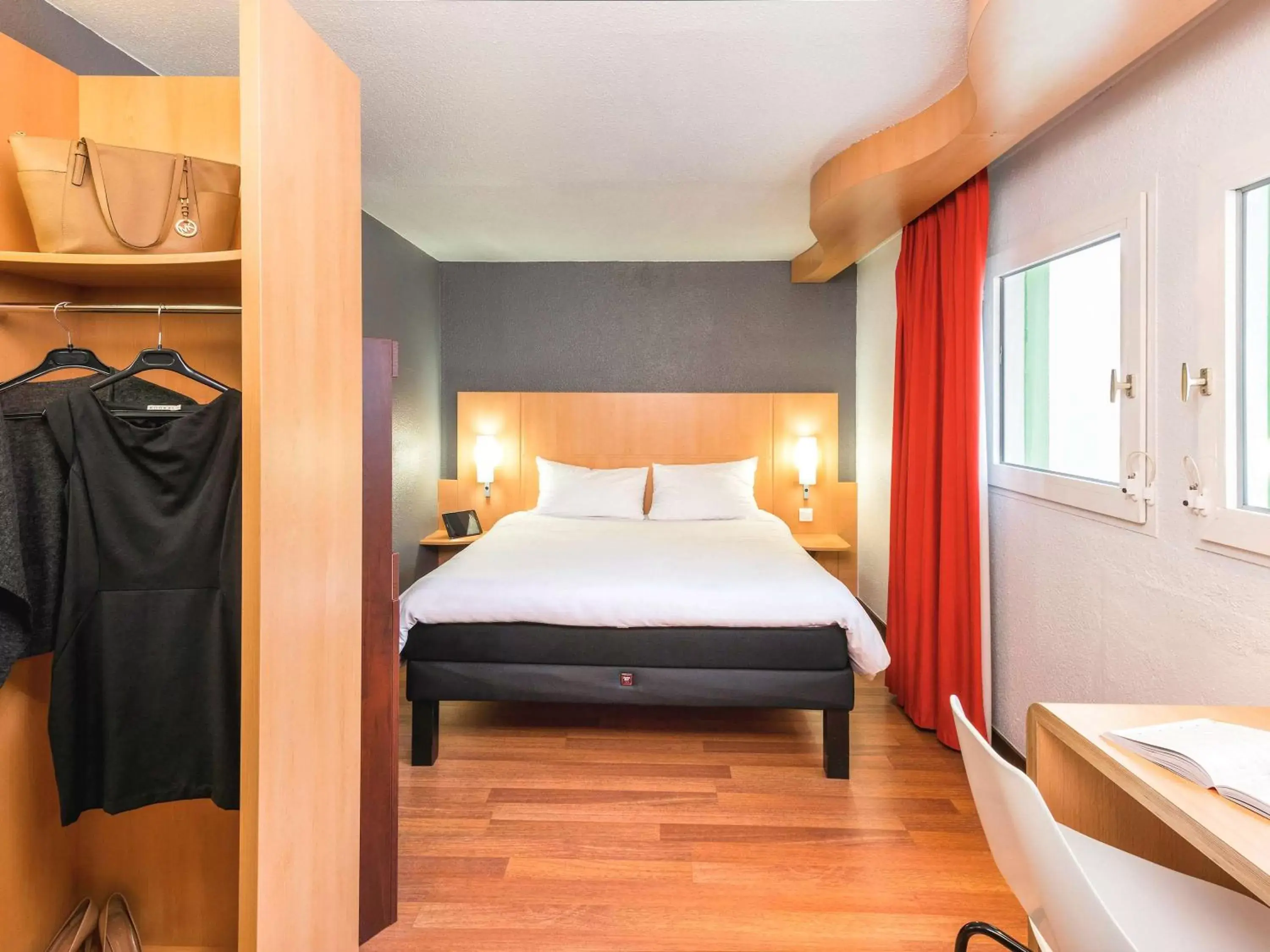 Photo of the whole room, Bed in ibis Bordeaux Centre Meriadeck