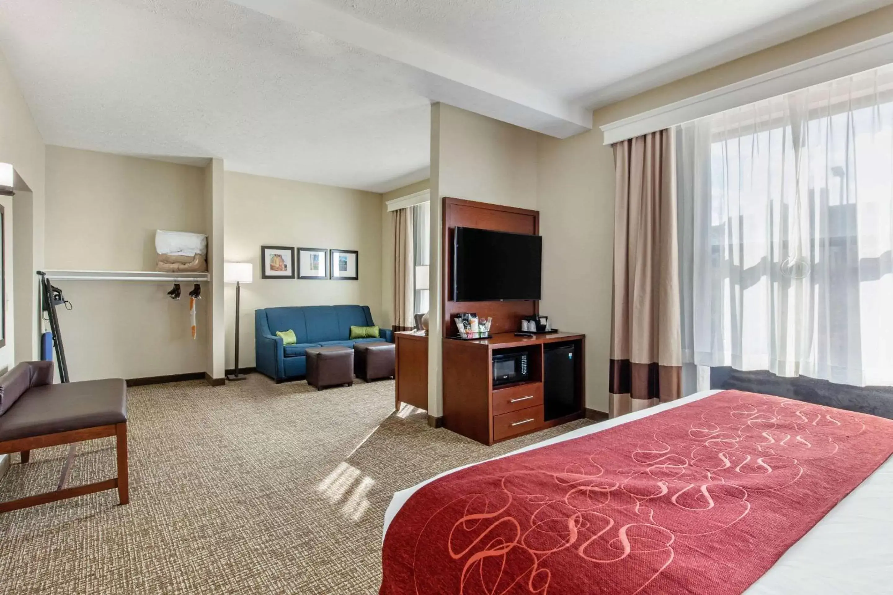 Photo of the whole room, TV/Entertainment Center in Comfort Suites Nashville