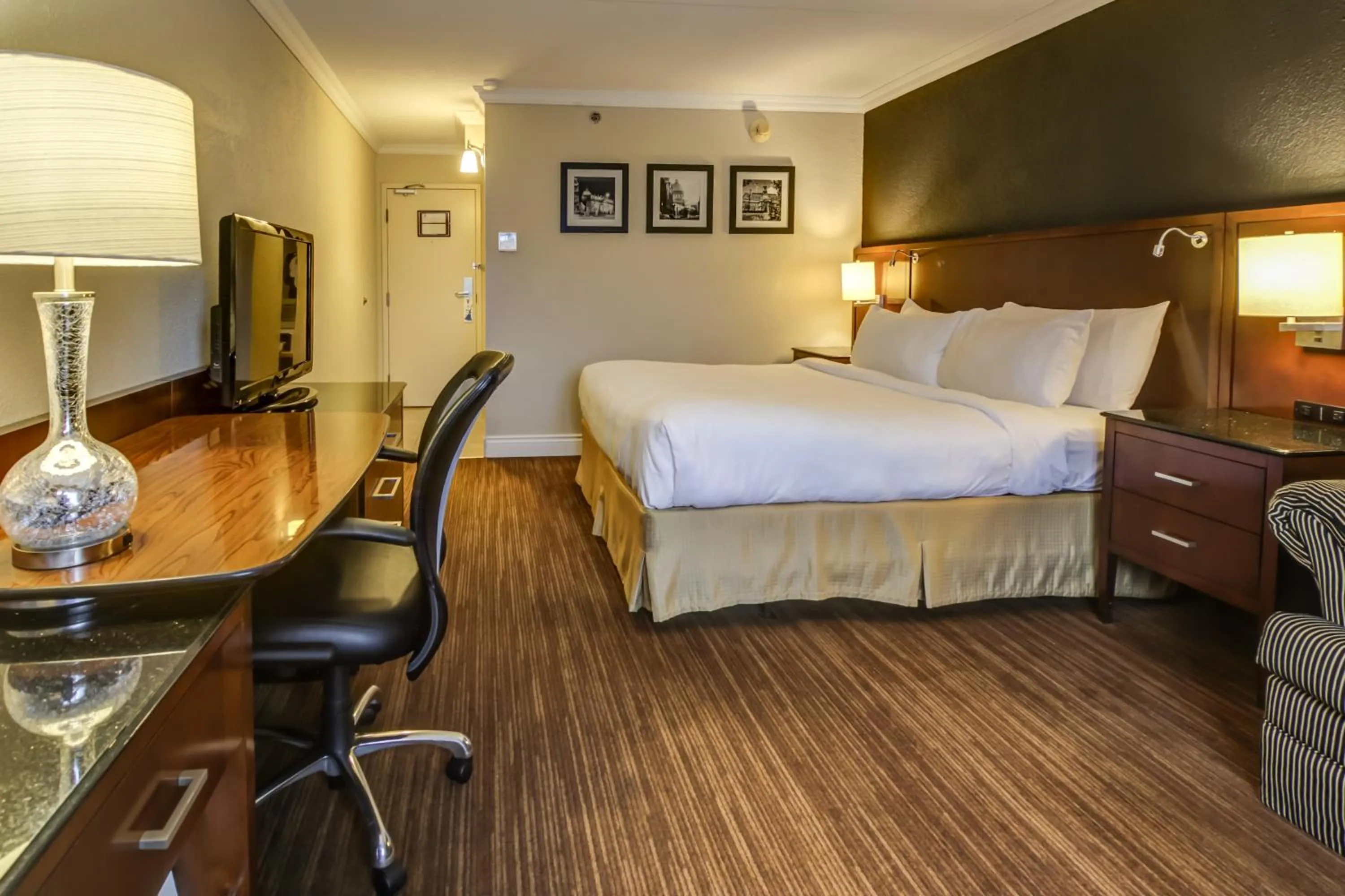 Photo of the whole room, Bed in La Saguenéenne - Hôtel et Centre de Congrès