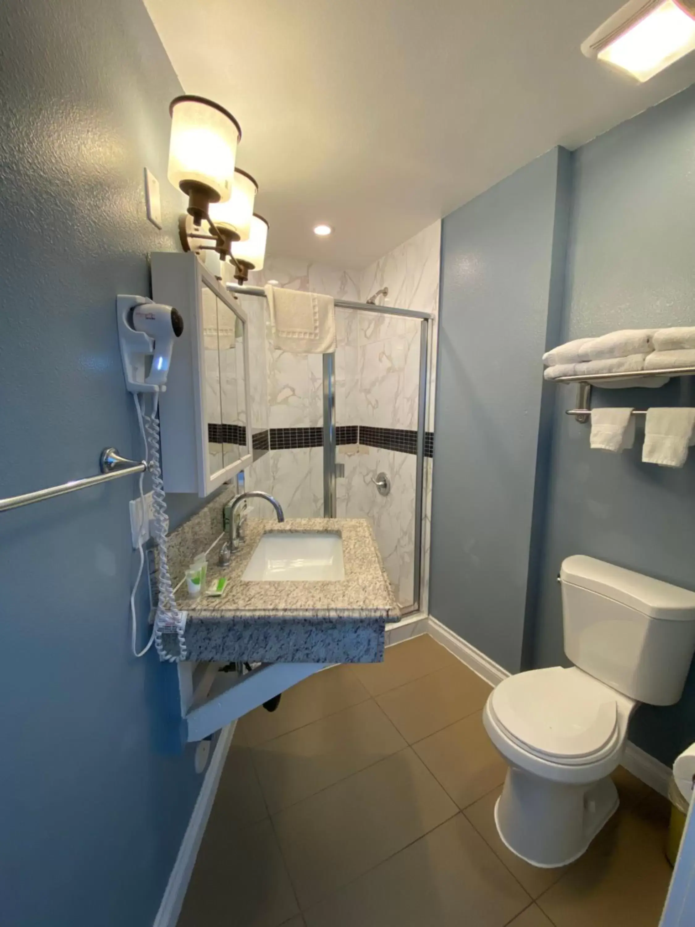 Shower, Bathroom in Ocean Surf Inn & Suites