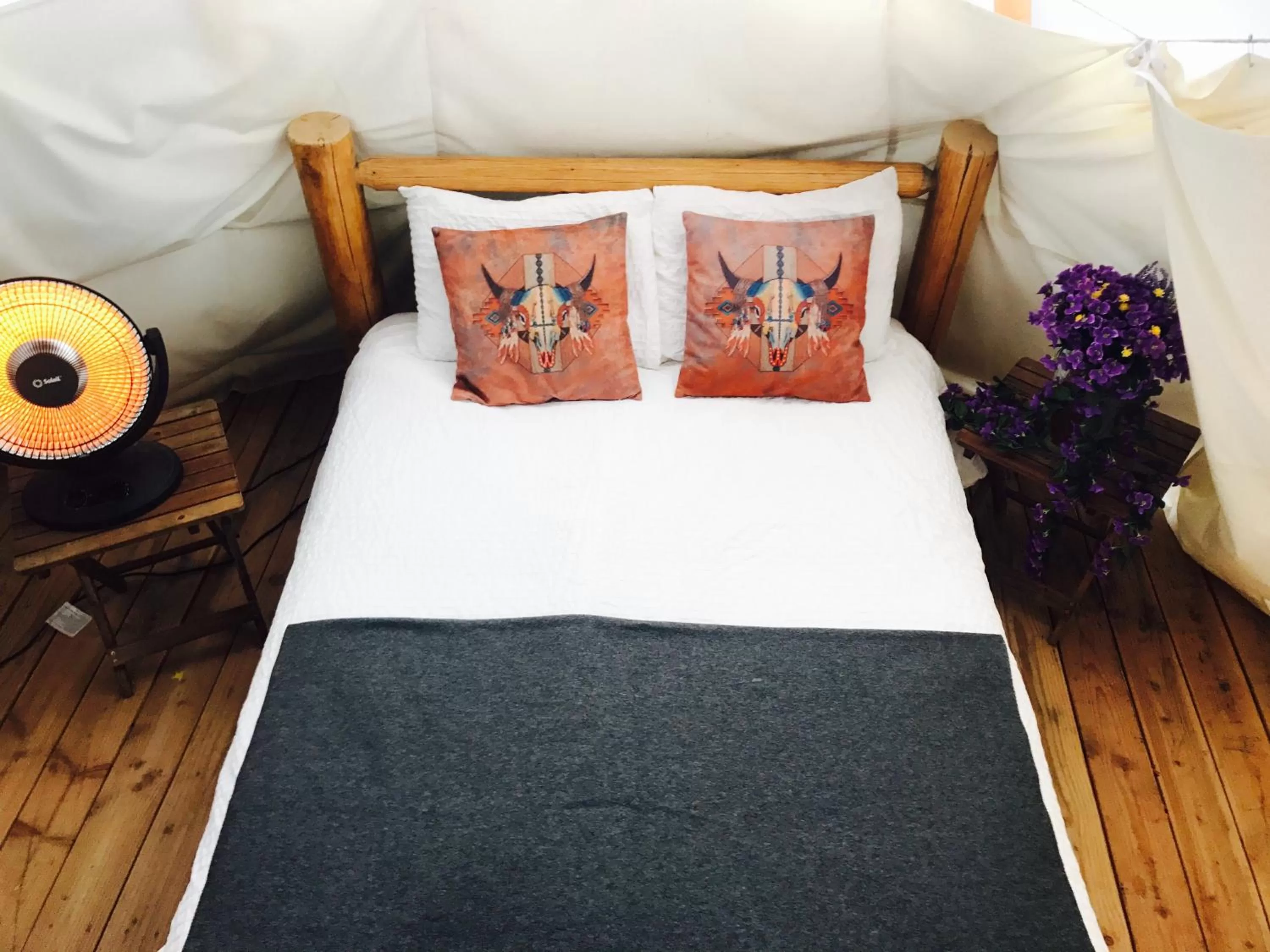 Bed in Olancha RV Park and Motel