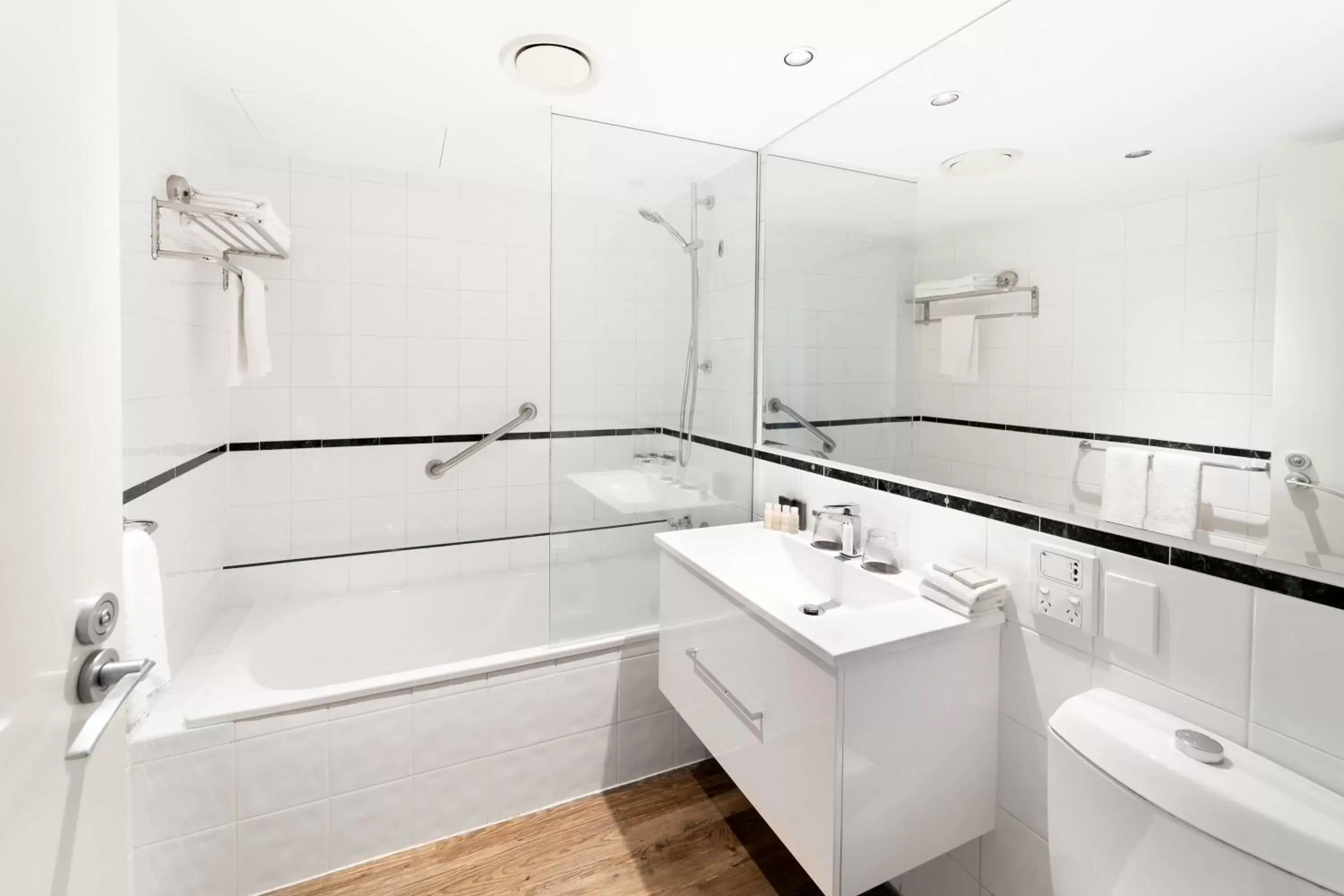 Photo of the whole room, Bathroom in voco Gold Coast, an IHG Hotel