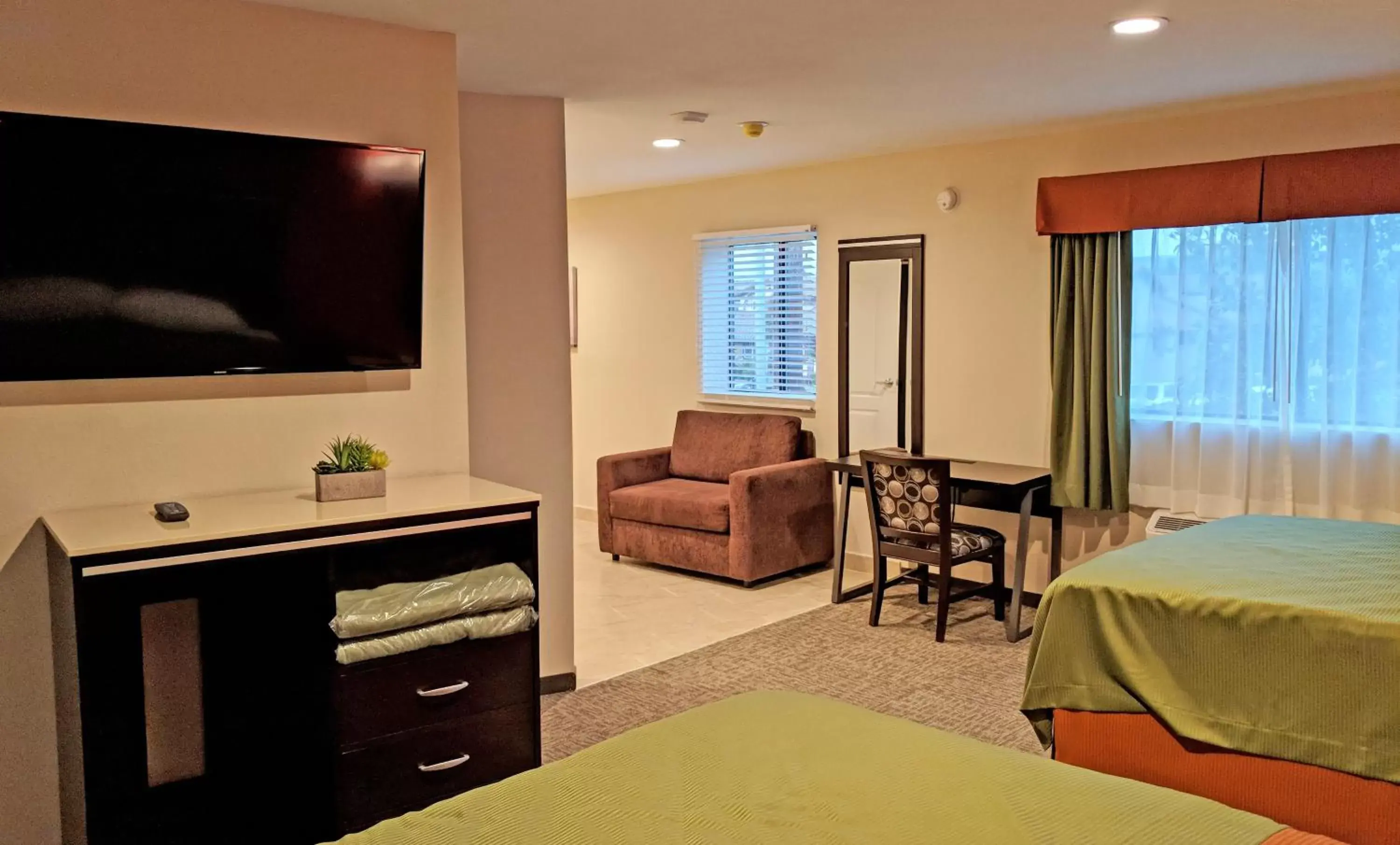 Seating area, TV/Entertainment Center in Epic Hotel