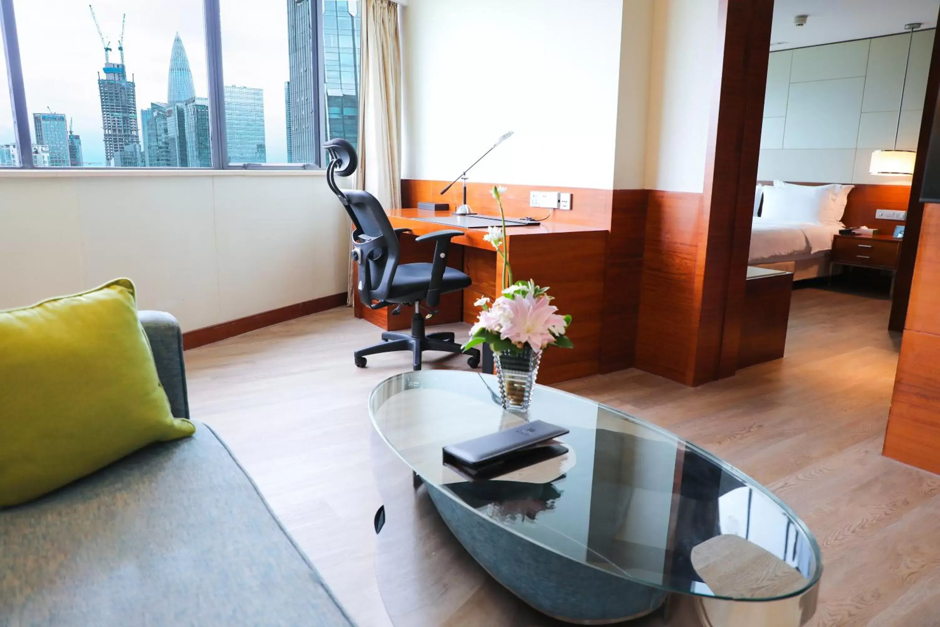 Photo of the whole room, Seating Area in Holiday Inn Shenzhen Donghua, an IHG Hotel