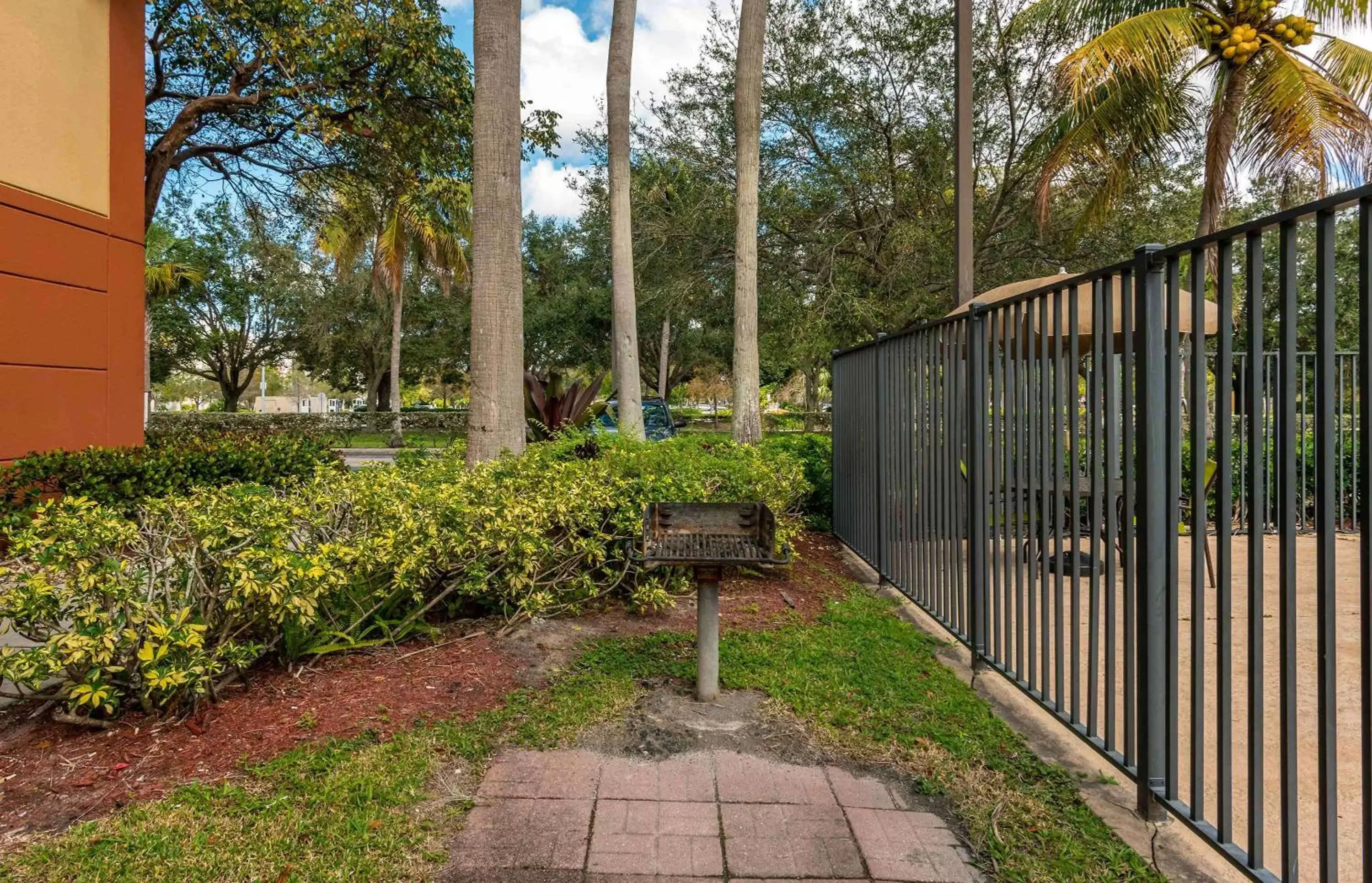 Property building, Garden in Extended Stay America Suites - Fort Lauderdale - Plantation