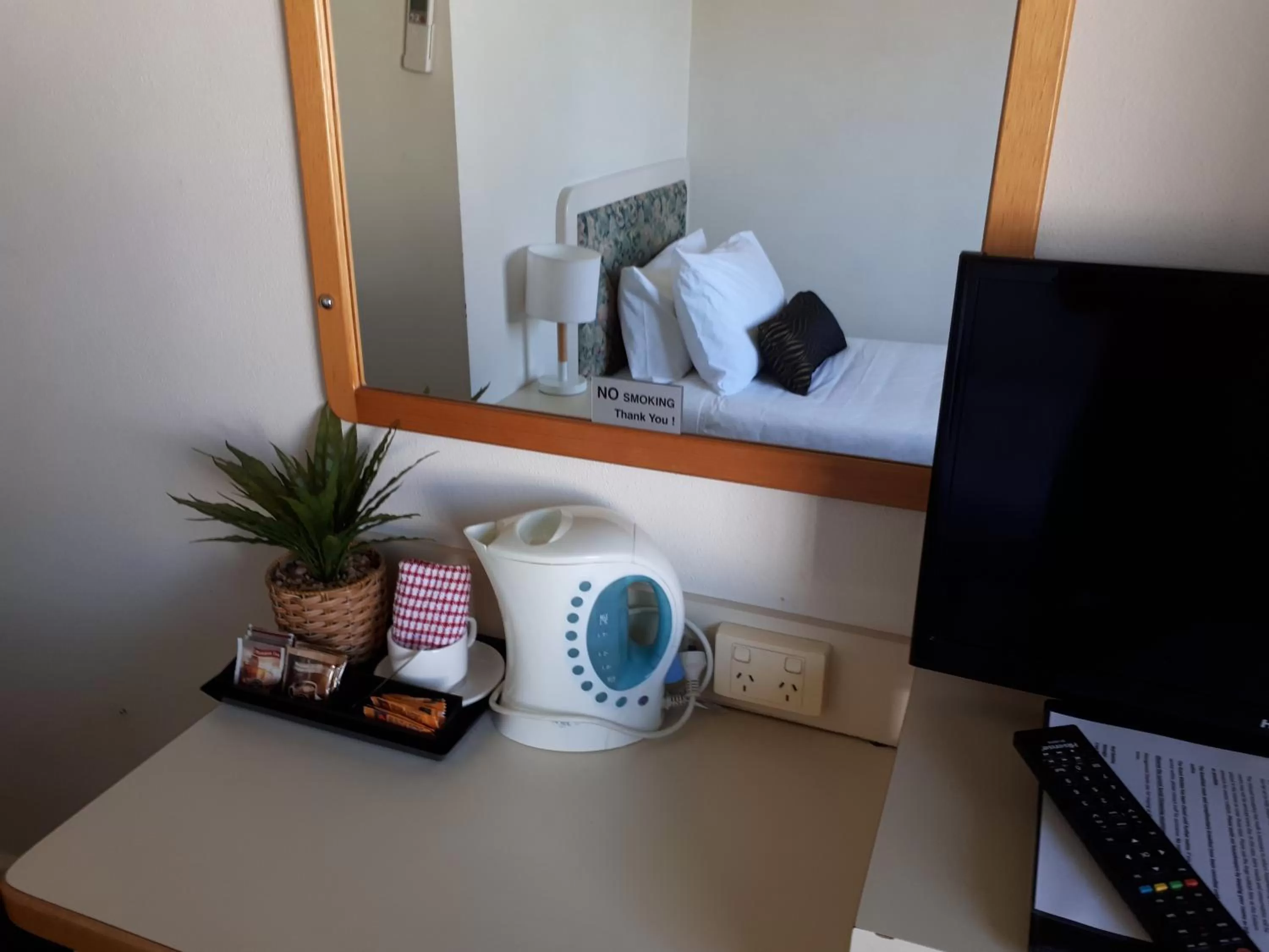 Coffee/tea facilities, Bed in Crest Motor Inn