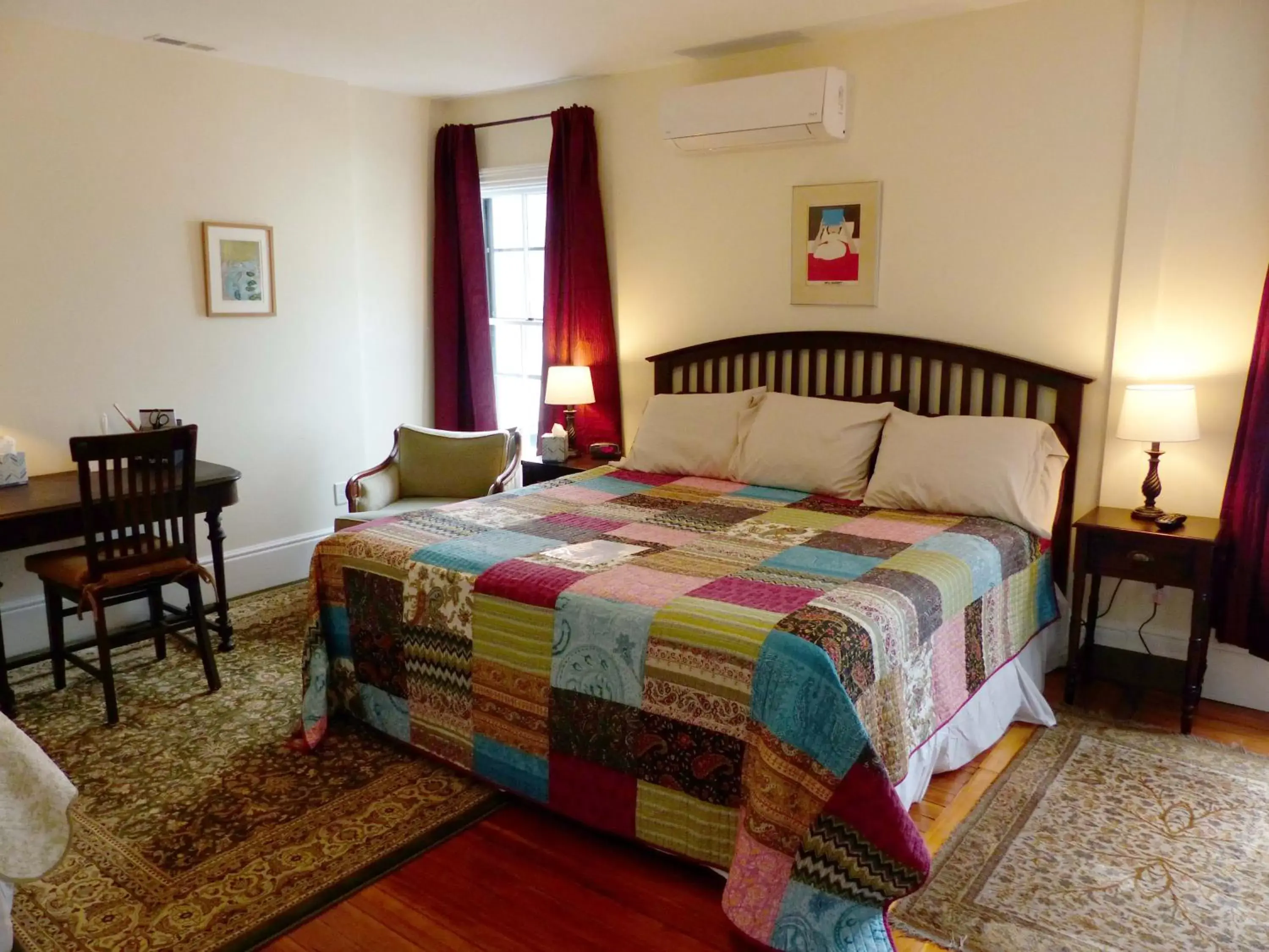 Bedroom, Bed in Davis Square Inn