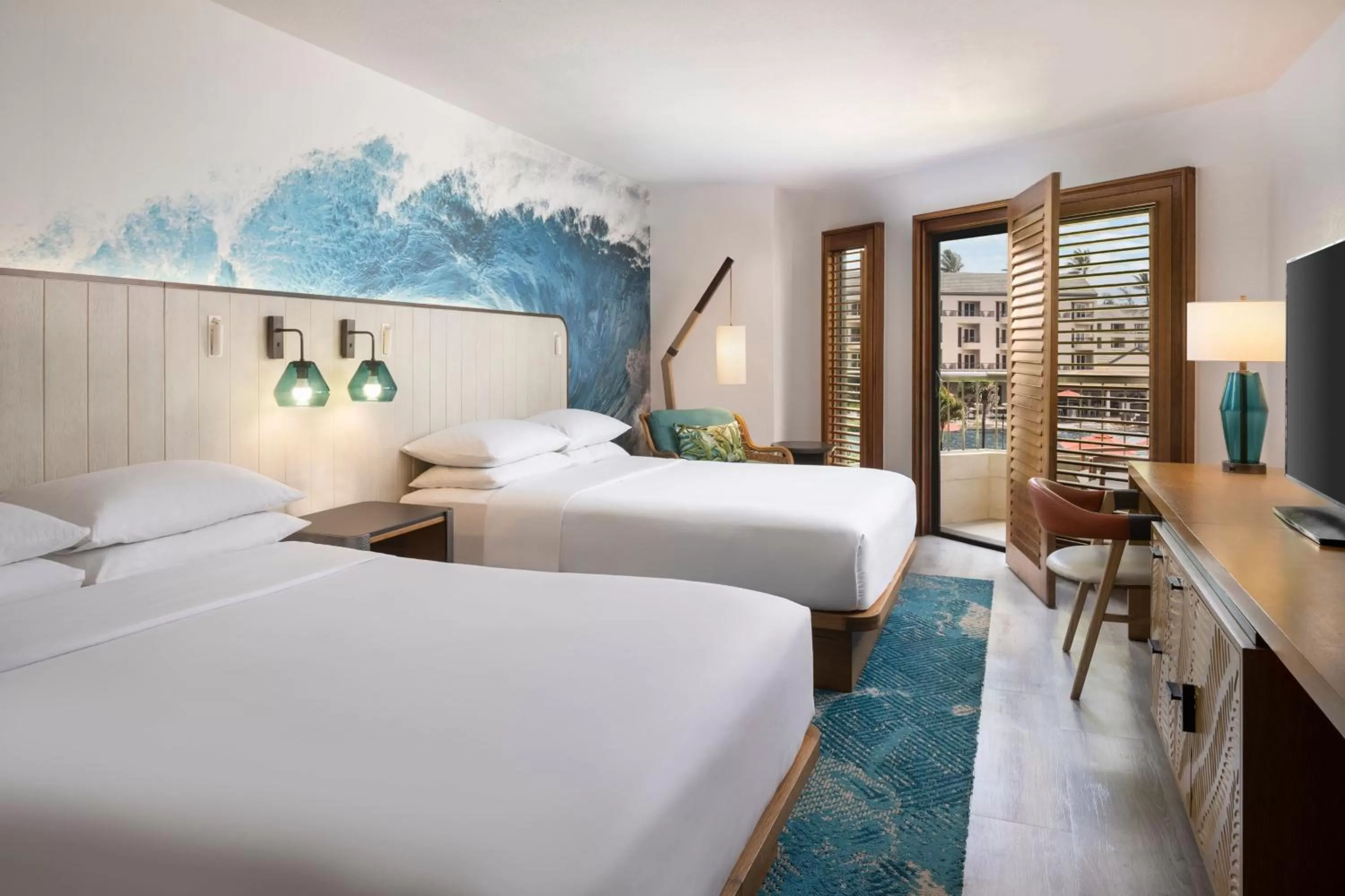 Swimming pool, Bed in Sheraton Kauai Coconut Beach Resort