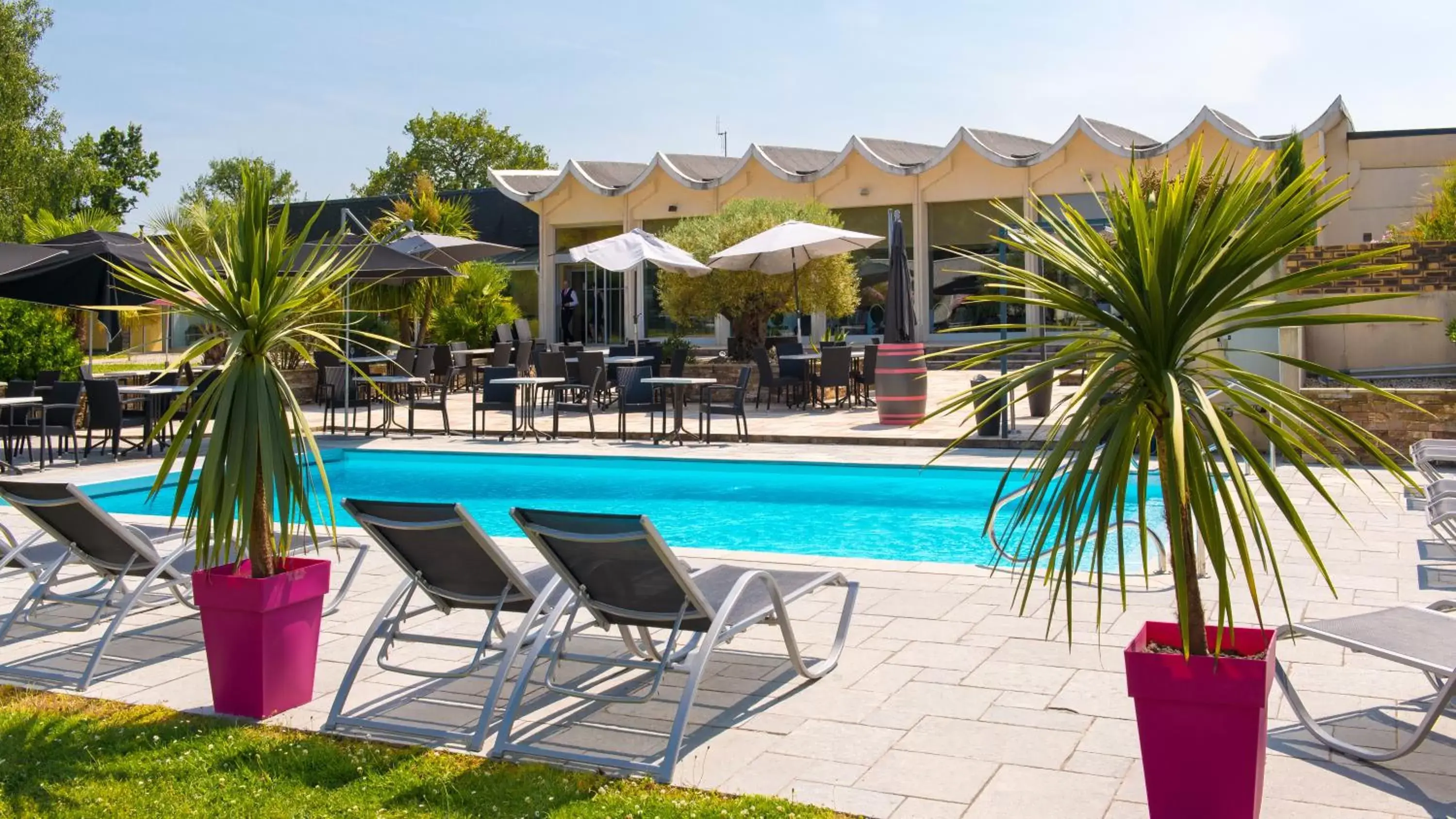 Property building, Swimming Pool in Brit Hotel Nantes Vigneux - L'Atlantel