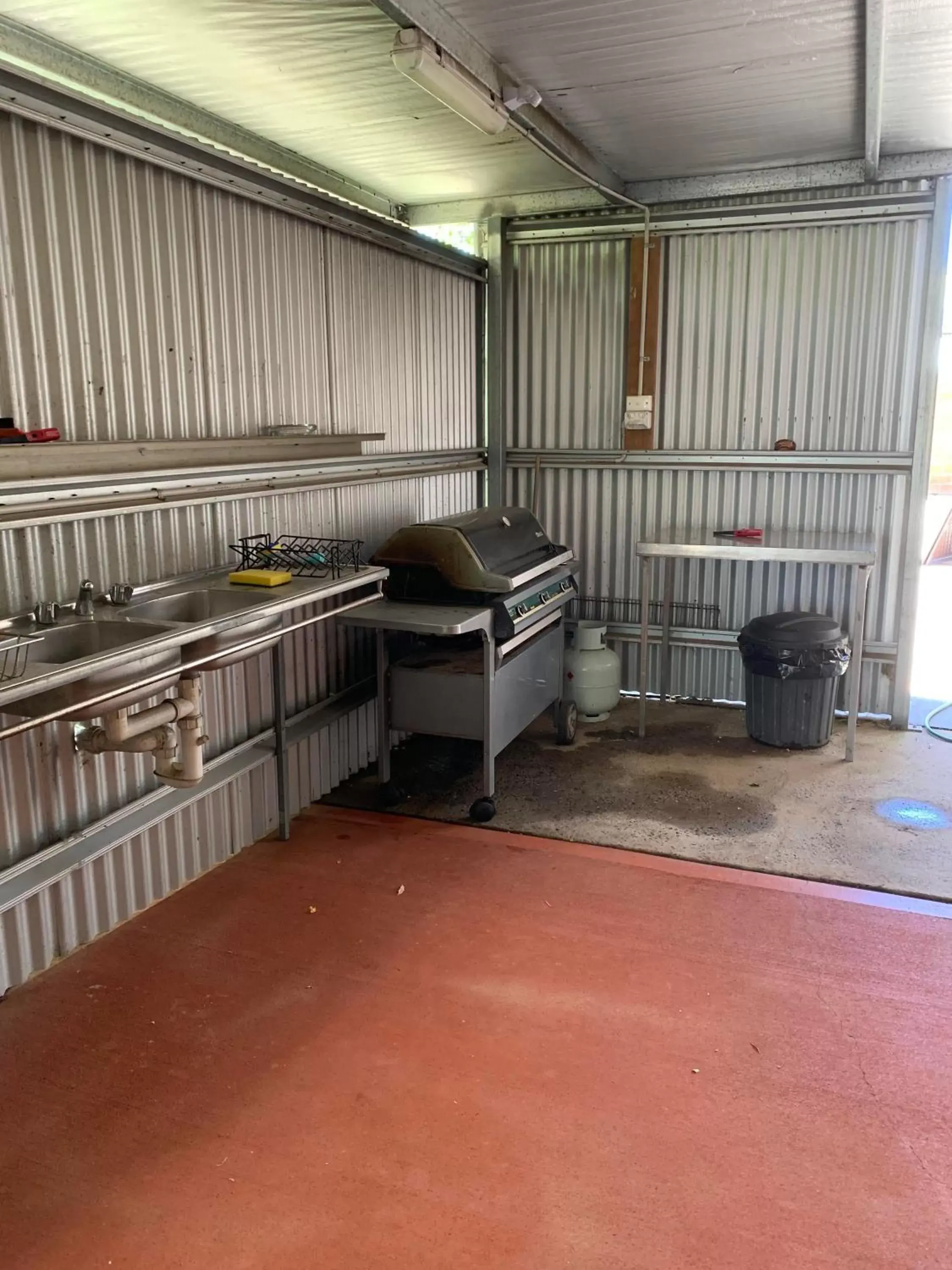 BBQ facilities, Kitchen/Kitchenette in Mudgee Vineyard Motor Inn