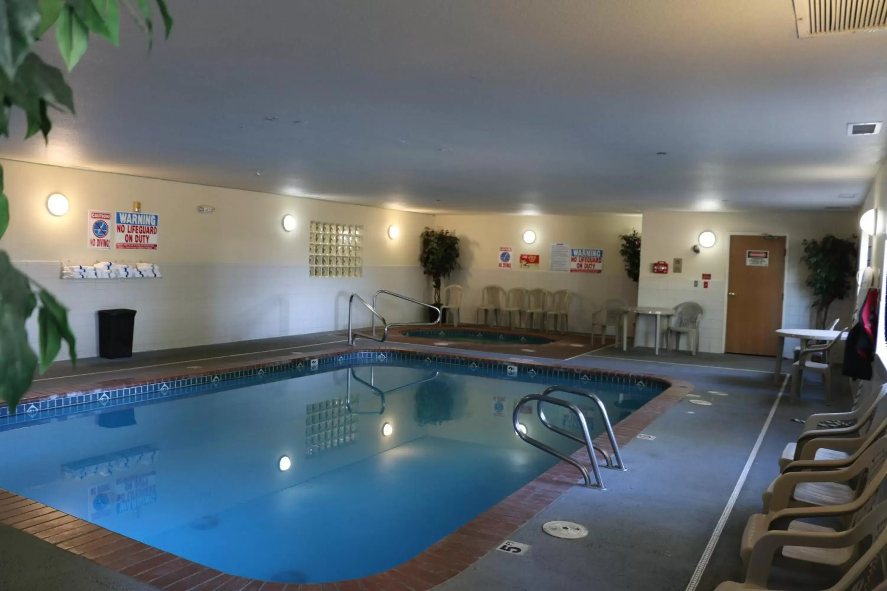 Swimming Pool in GuestHouse Inn & Suites Kelso/Longview