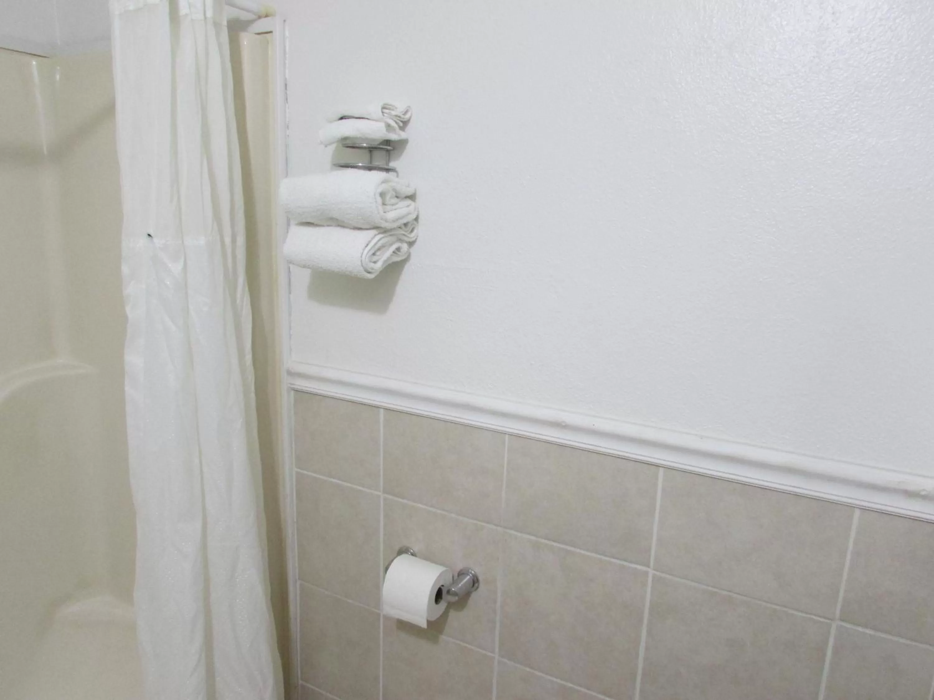 Bathroom in Parsons Inn Downtown Parsons,Tn