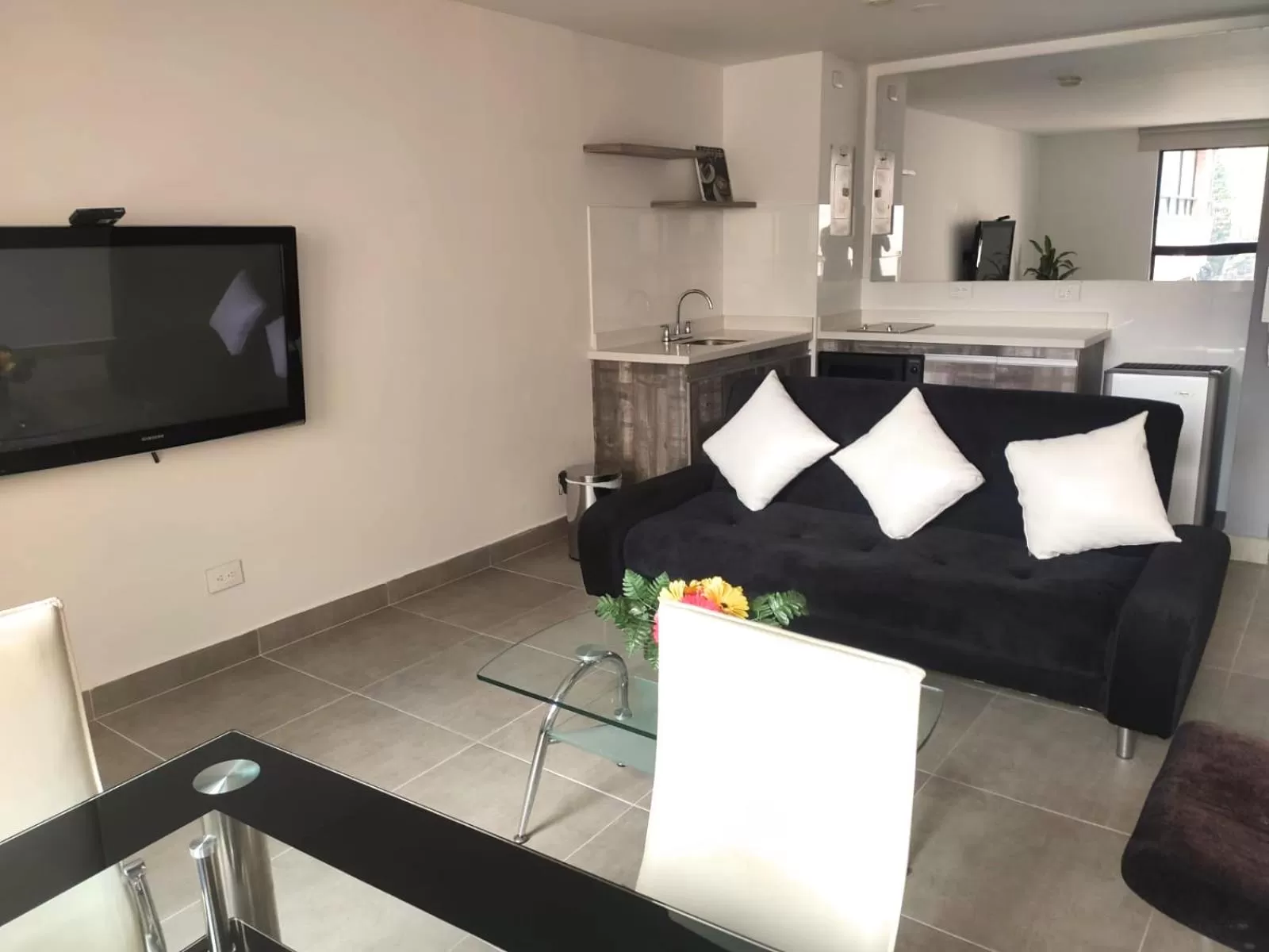 Dining area in Cora 96 Street Apartments