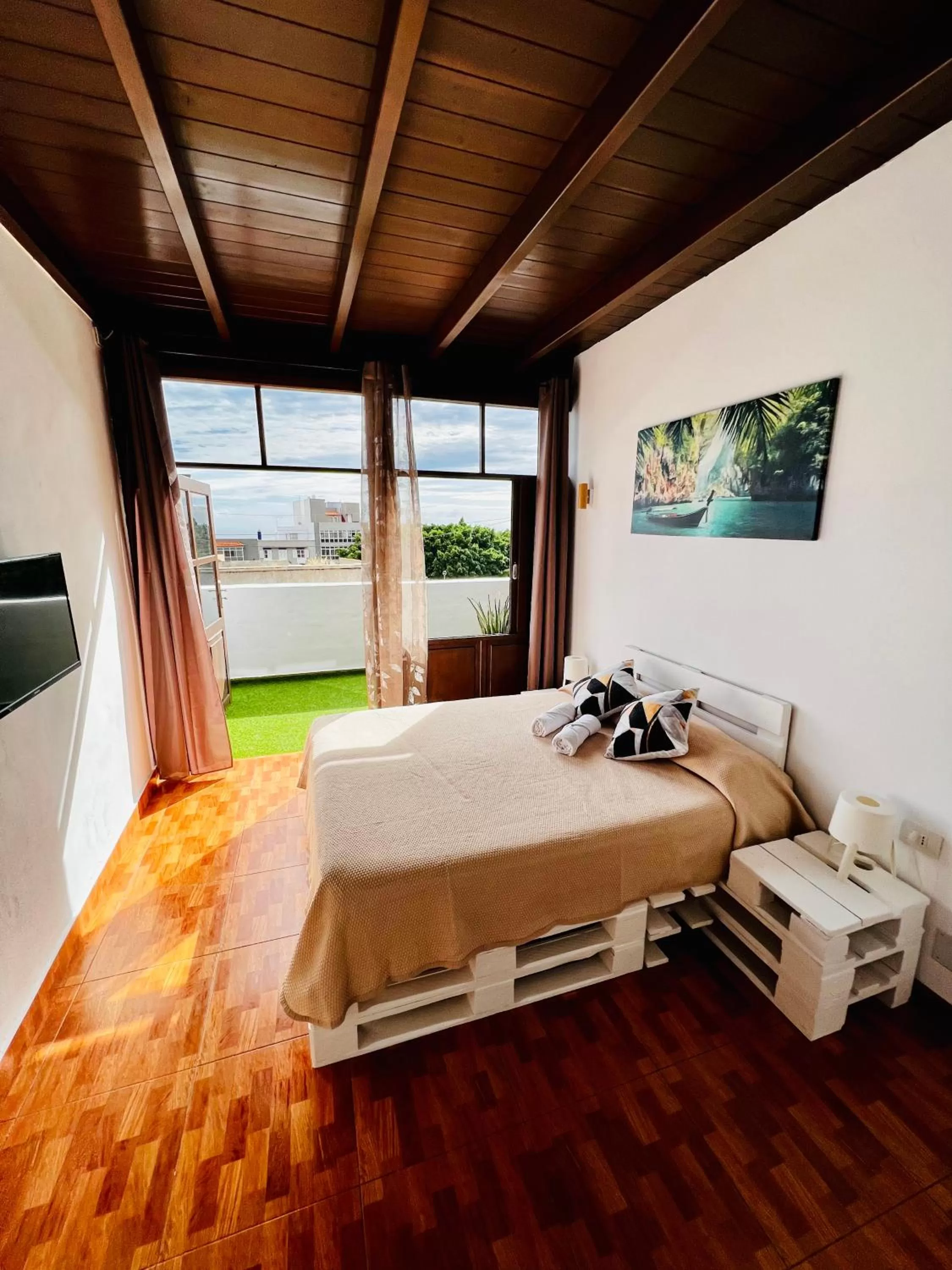 Bedroom, Bed in El jardin de Iris