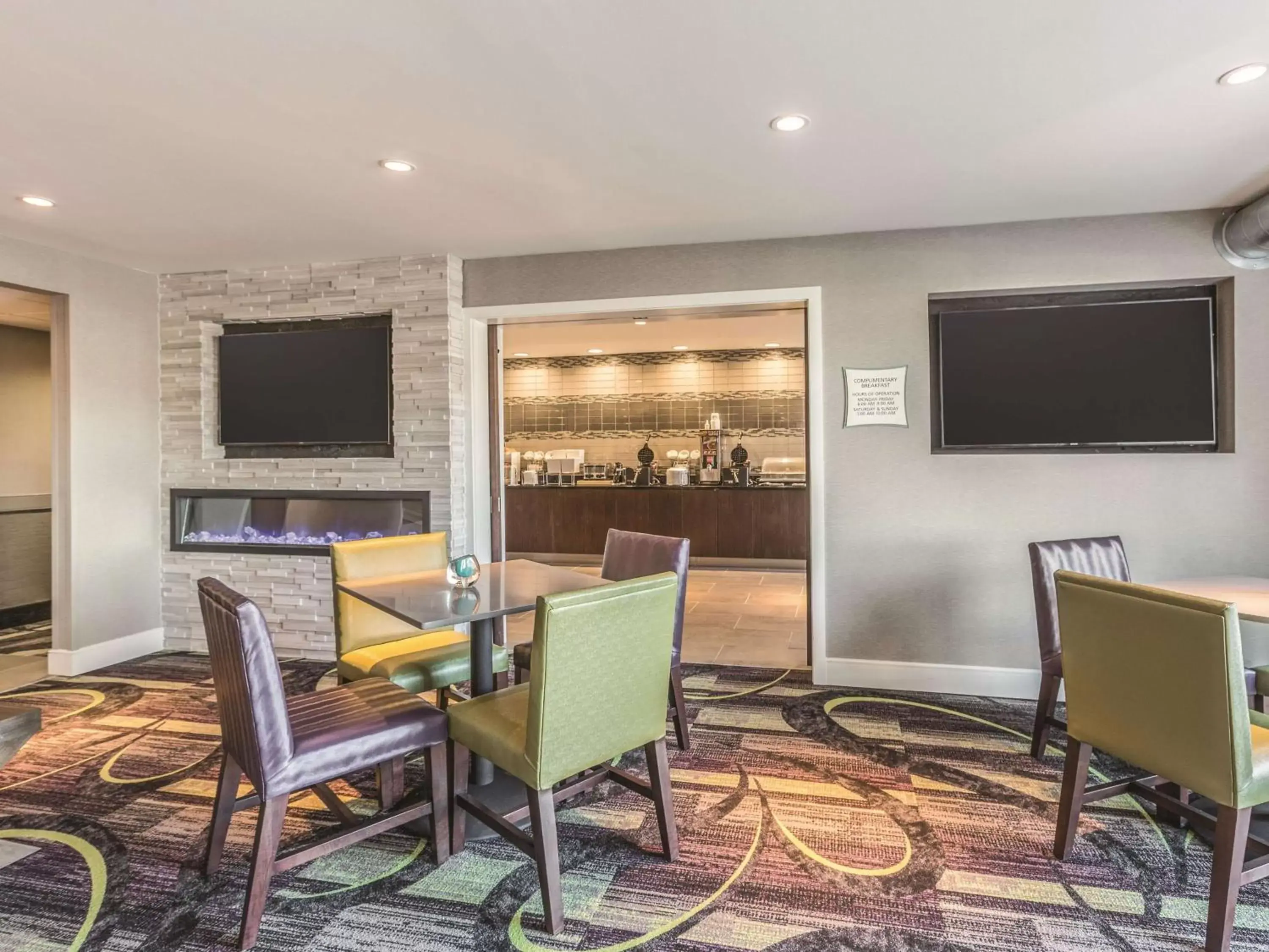 Restaurant/places to eat, TV/Entertainment Center in La Quinta by Wyndham Atlanta Midtown - Buckhead