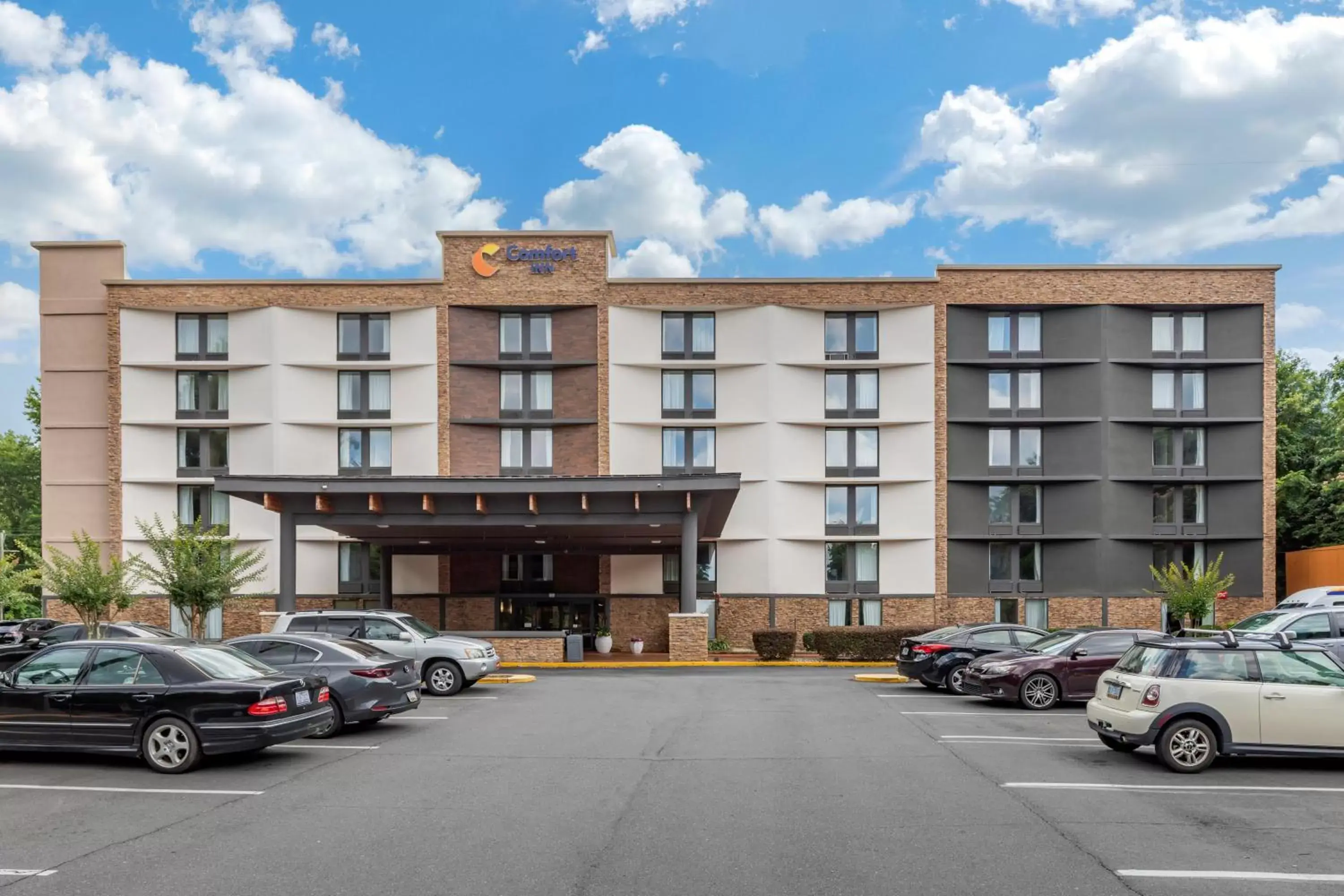 Facade/entrance, Property Building in Comfort Inn Charlotte Airport Uptown