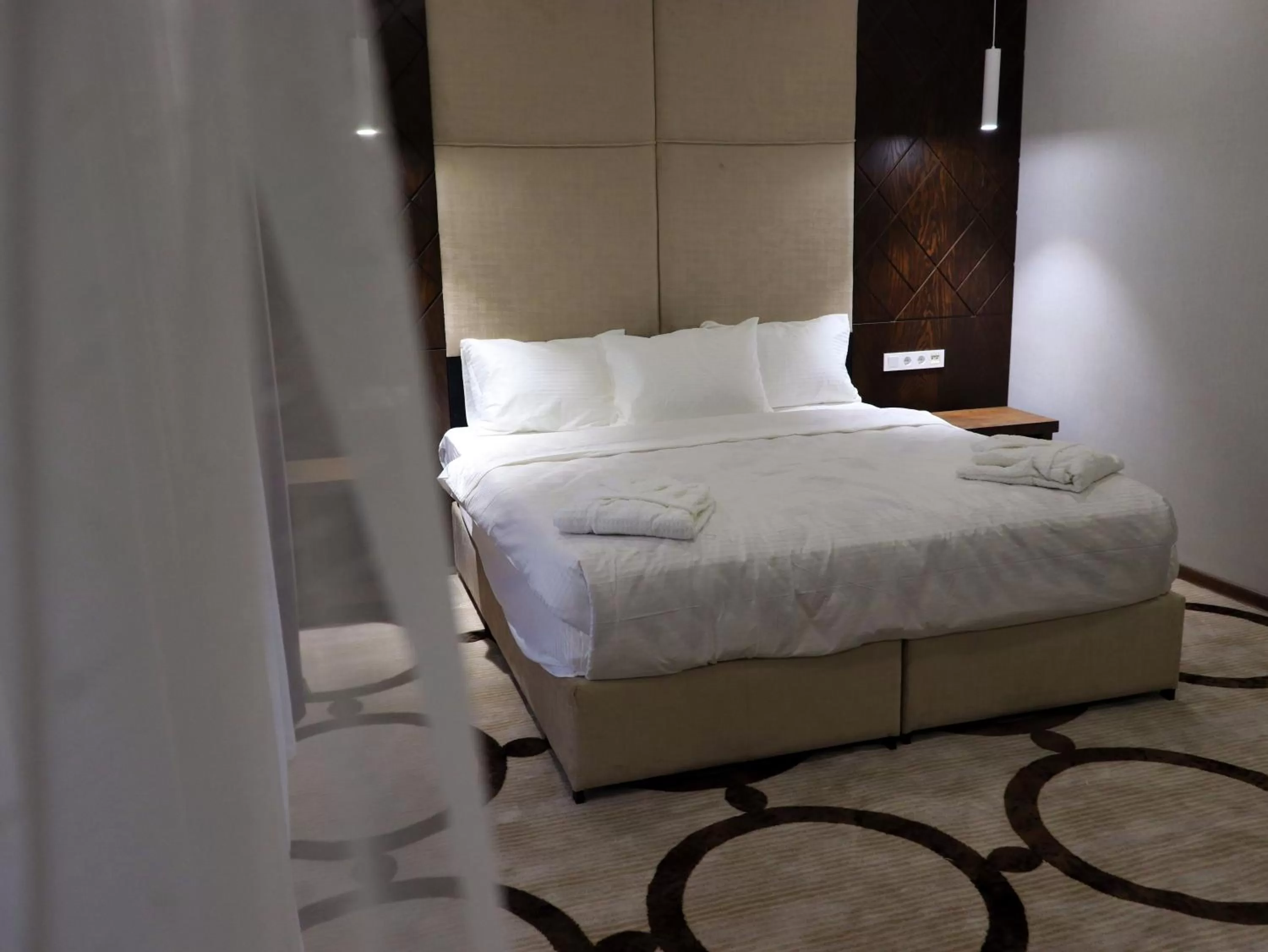 Photo of the whole room, Bed in East Palace Hotel