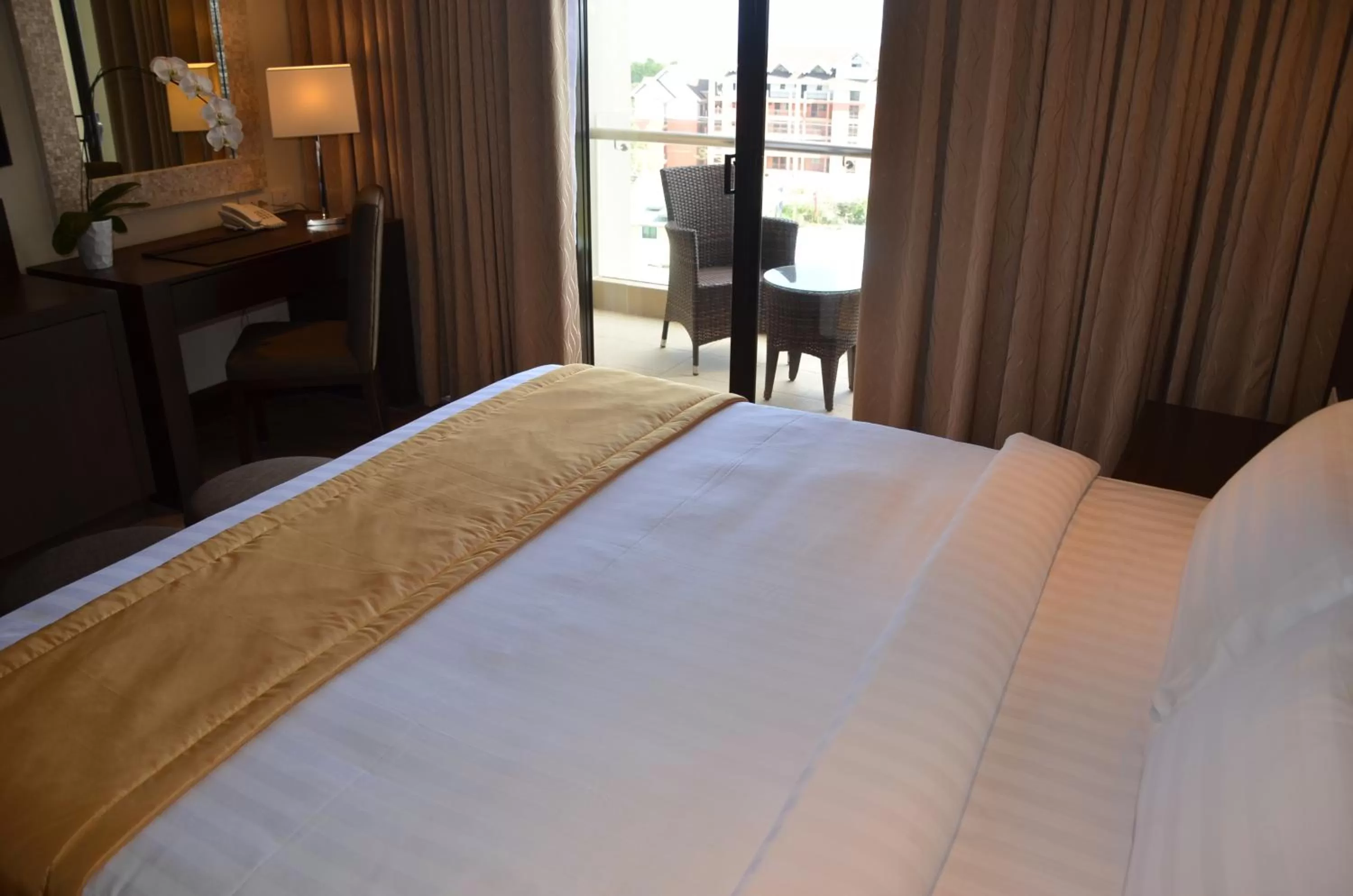 Day, Bed in Hotel Monticello Tagaytay