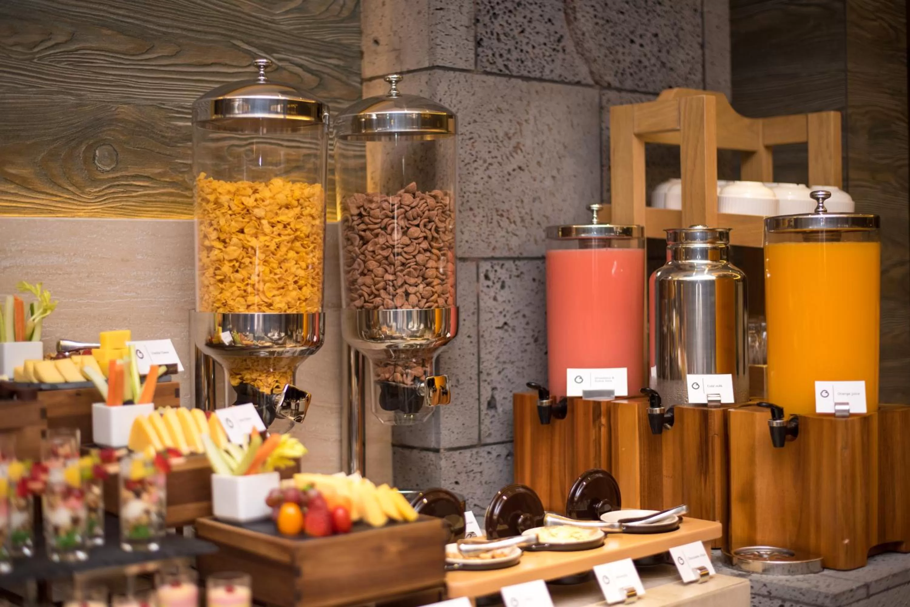 Restaurant/places to eat in Samann Grand