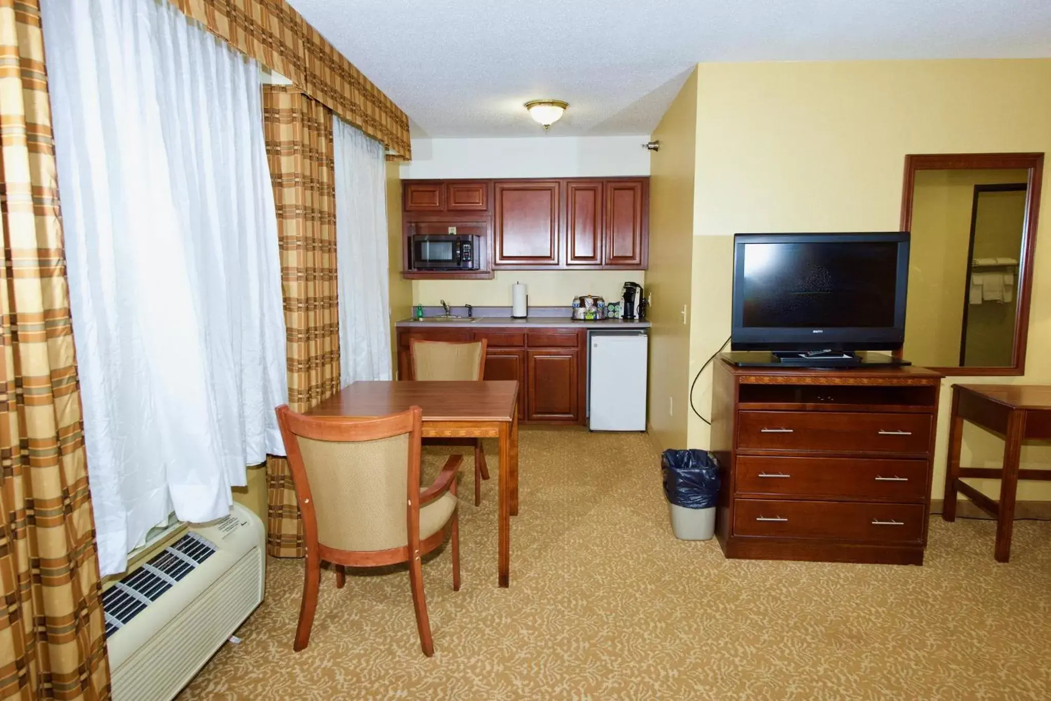Photo of the whole room, TV/Entertainment Center in Holiday Inn Express Hotel & Suites Fenton/I-44, an IHG Hotel