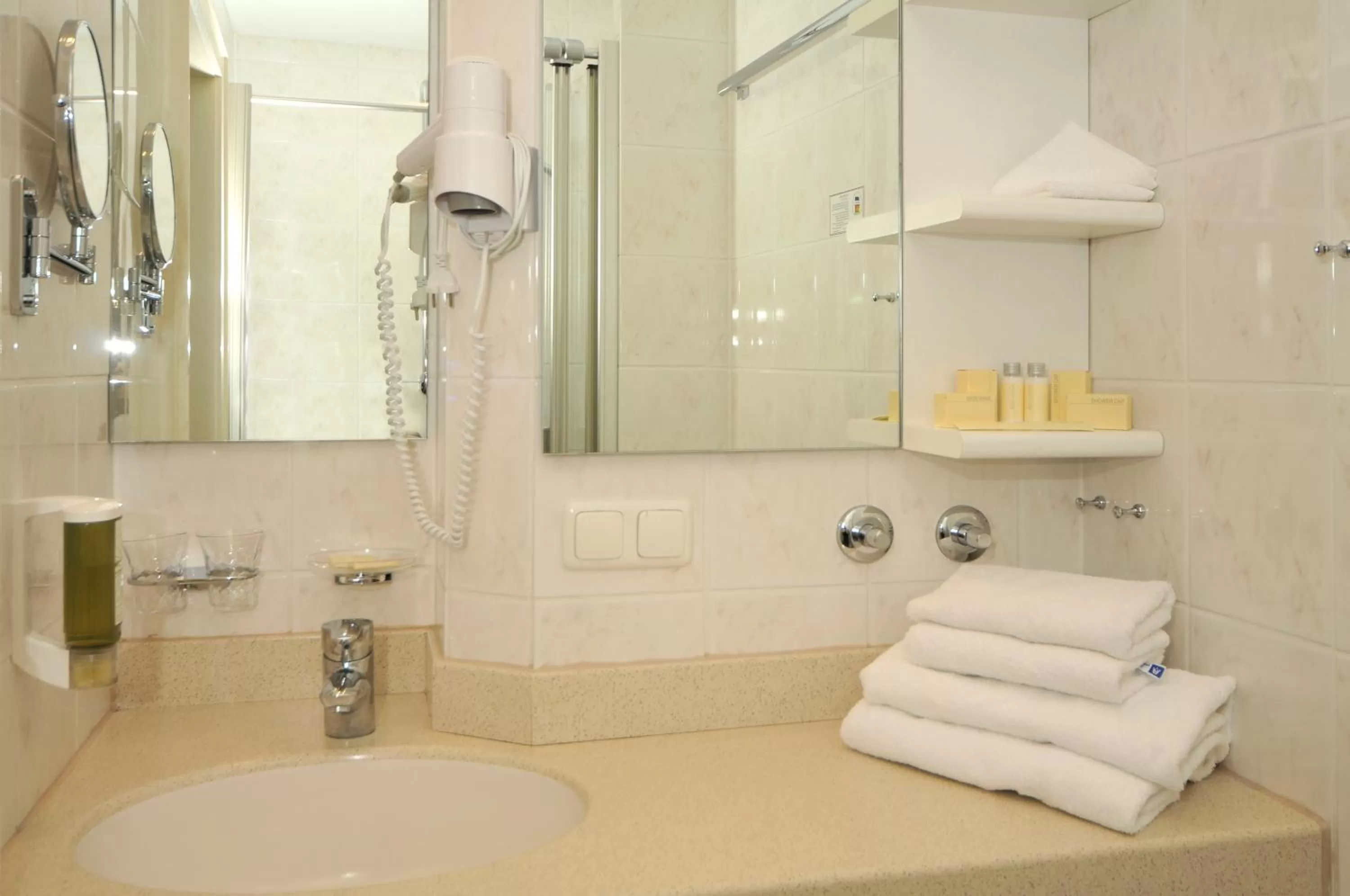 Bathroom in Hotel Ancora Timmendorfer Strand, Pool inklusive