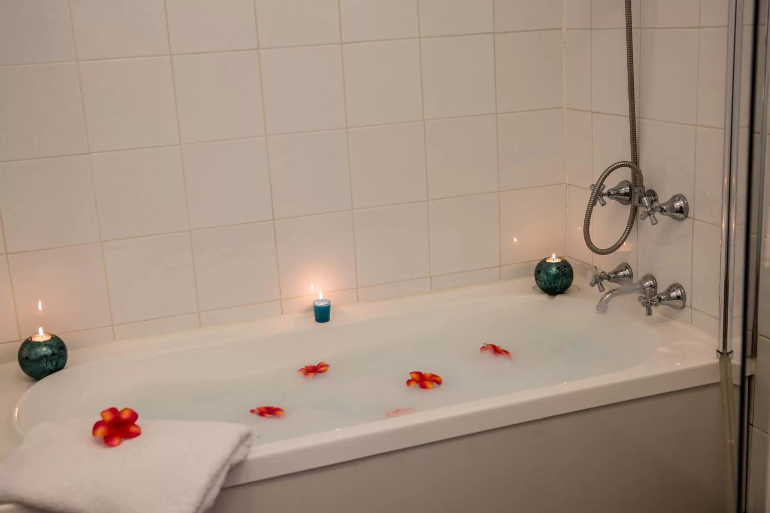 Executive King Suite with Bath in Tall Trees Motel Mountain Retreat