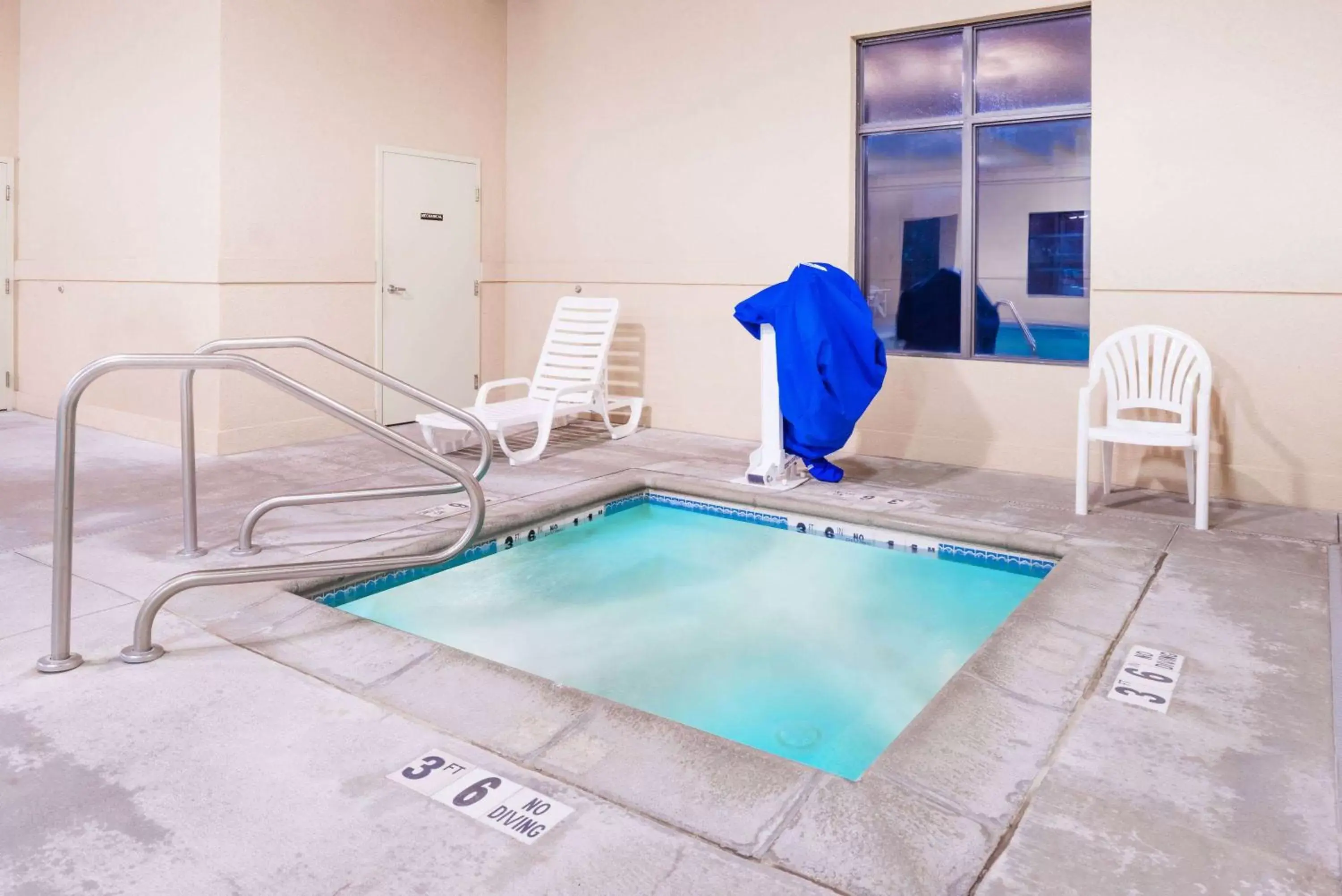 Hot Tub, Swimming Pool in Super 8 by Wyndham Columbia East