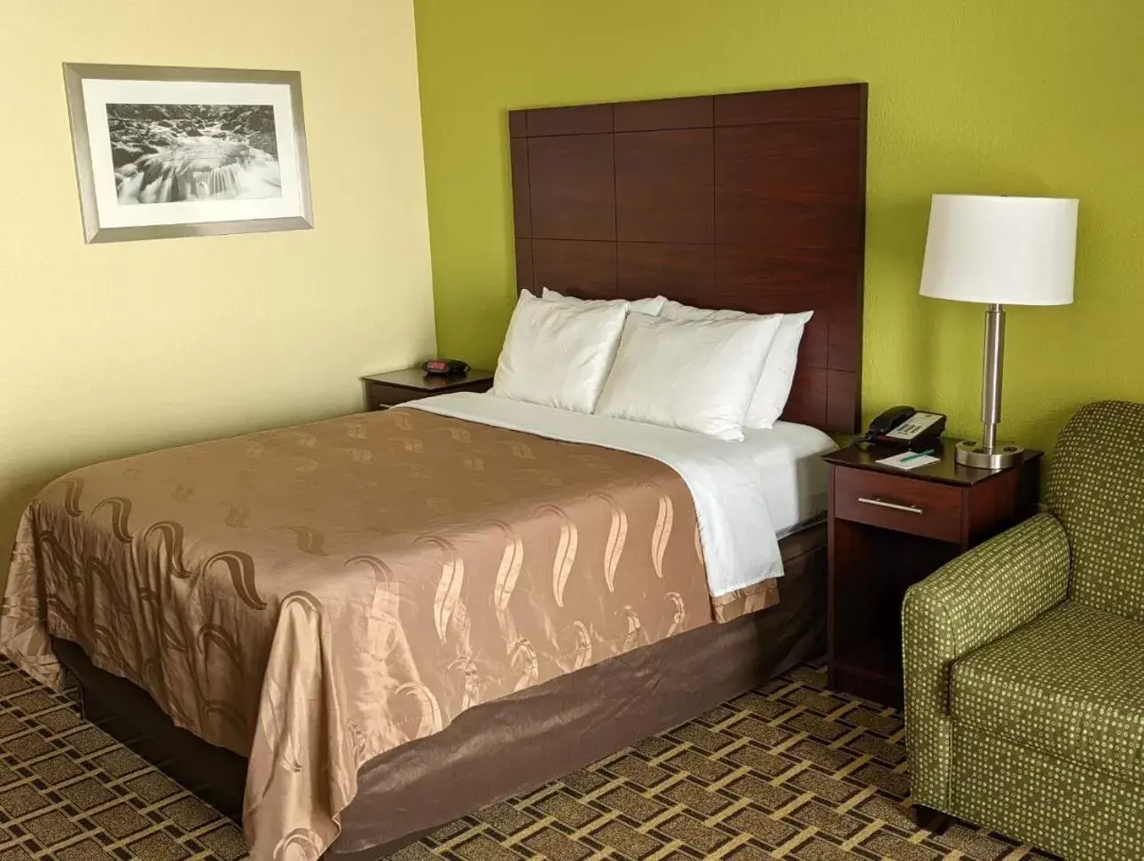 Photo of the whole room, Bed in Quality Inn Cherokee