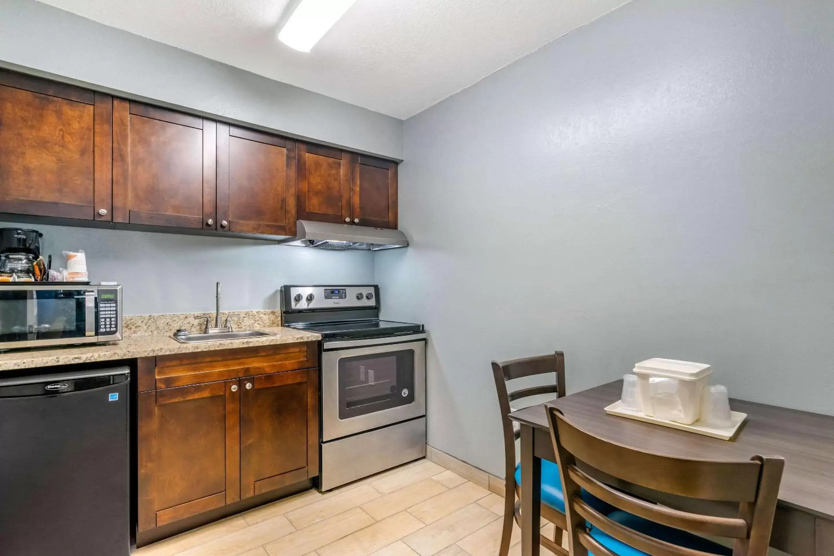 Photo of the whole room, Kitchen/Kitchenette in Comfort Inn Sun City Center-Tampa South