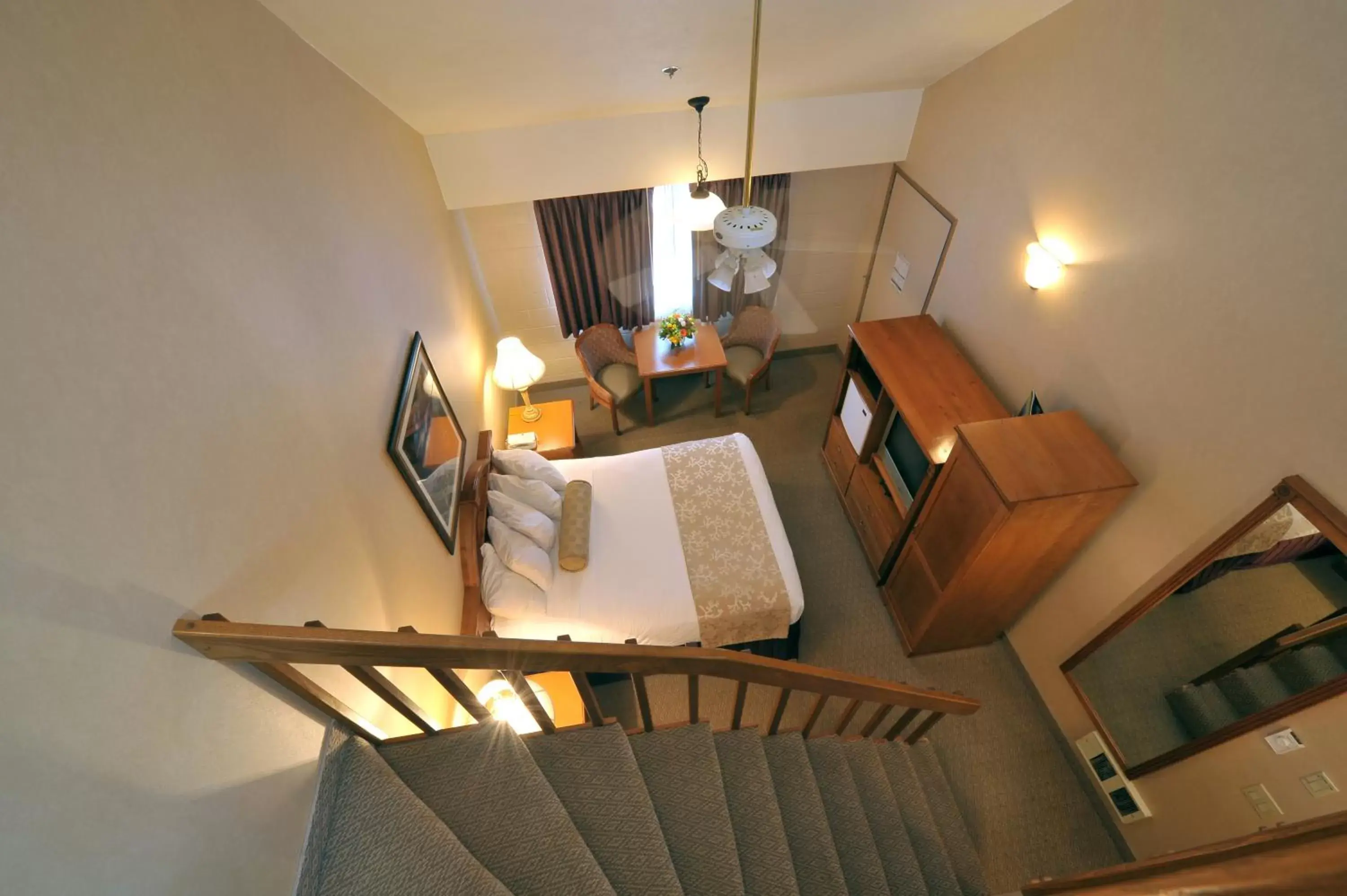 Bed, Dining Area in Shilo Inn Suites Seaside Oceanfront