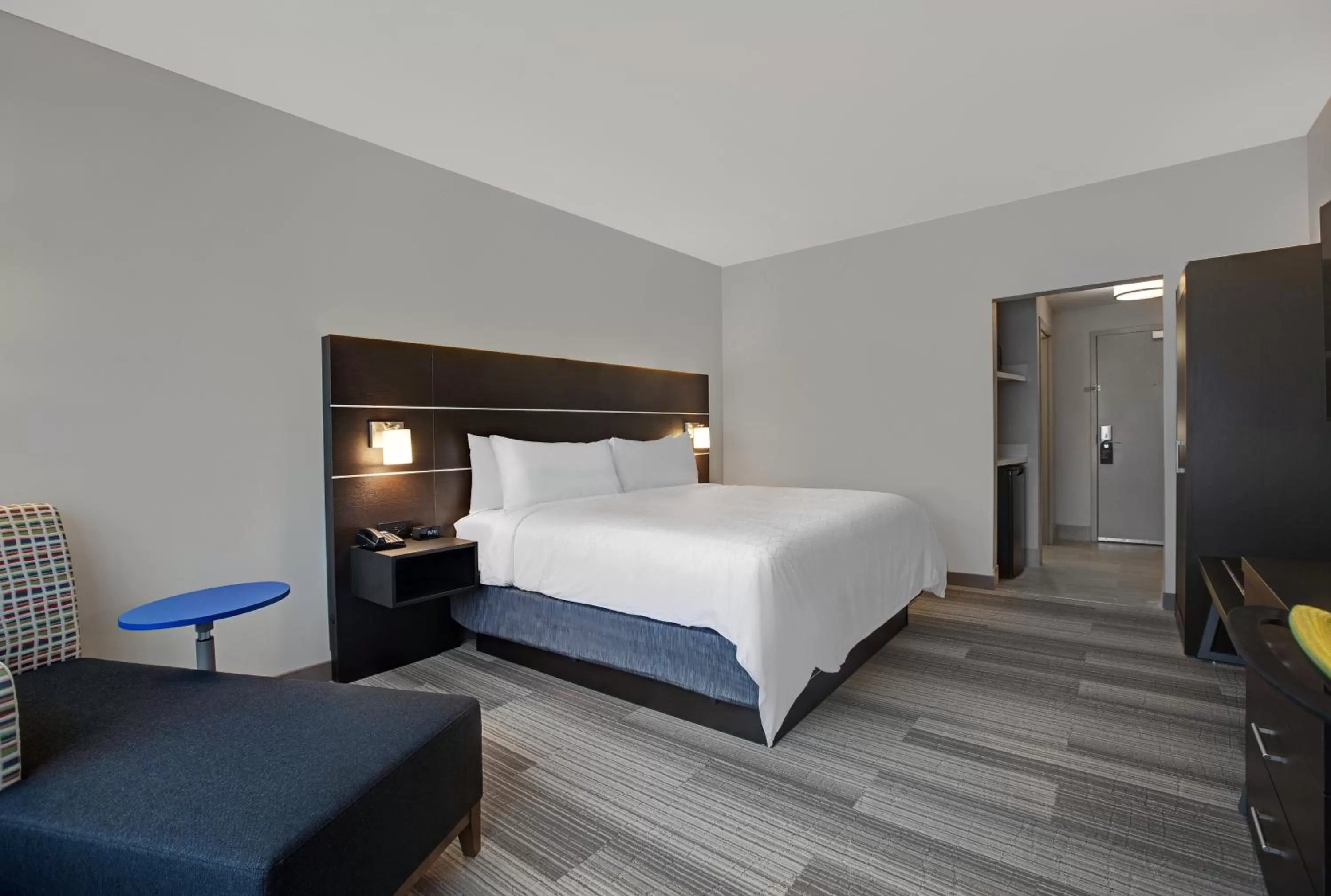 Photo of the whole room, Bed in Holiday Inn Express - Milwaukee Downtown by IHG