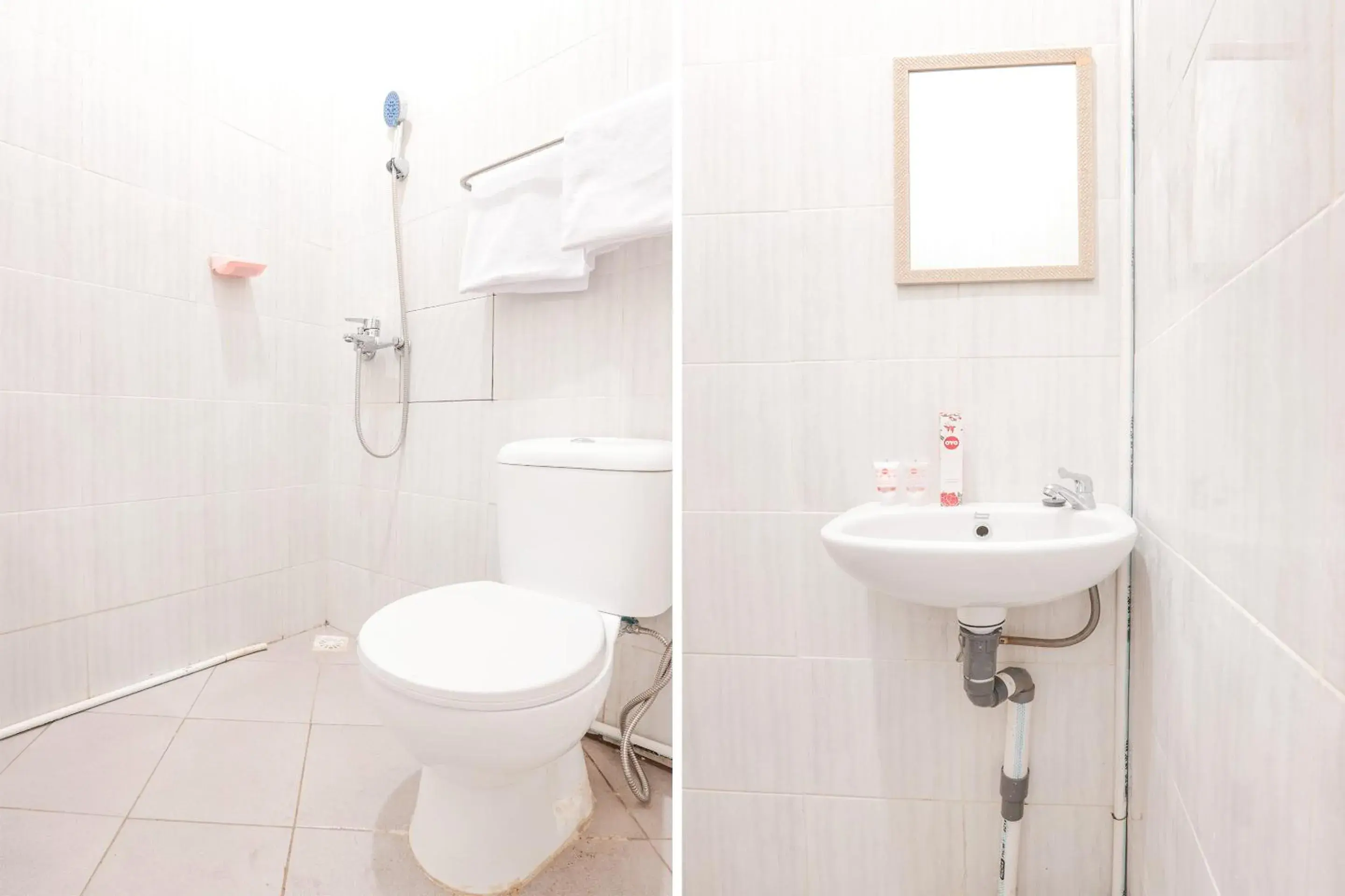 Bathroom in OYO 160 Lontar Residence Near Bina Sehat Hospital Mandiri