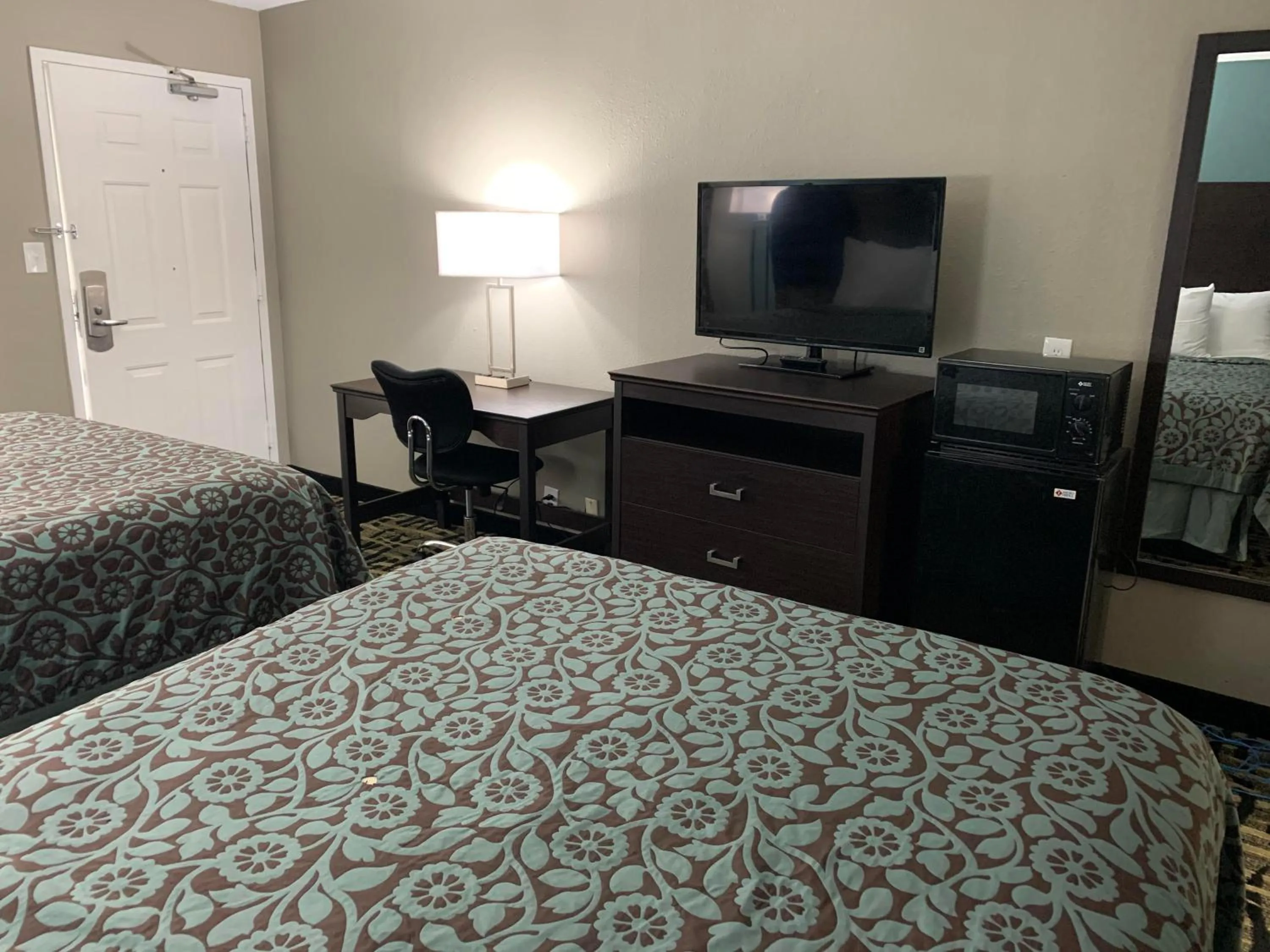 TV/Entertainment Center in Days Inn & Suites by Wyndham Collierville Germantown Area