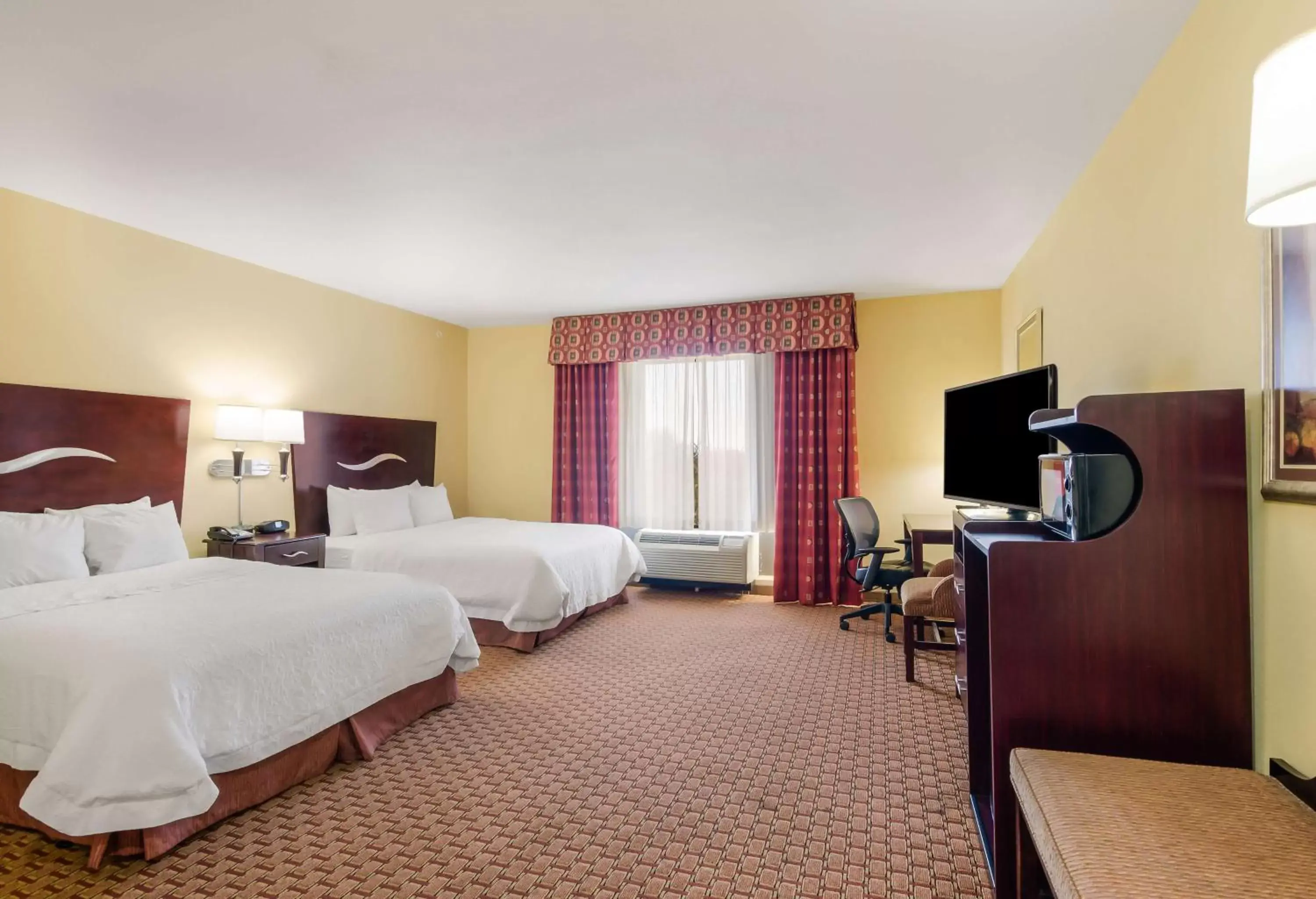 Bedroom, TV/Entertainment Center in Hampton Inn Galax