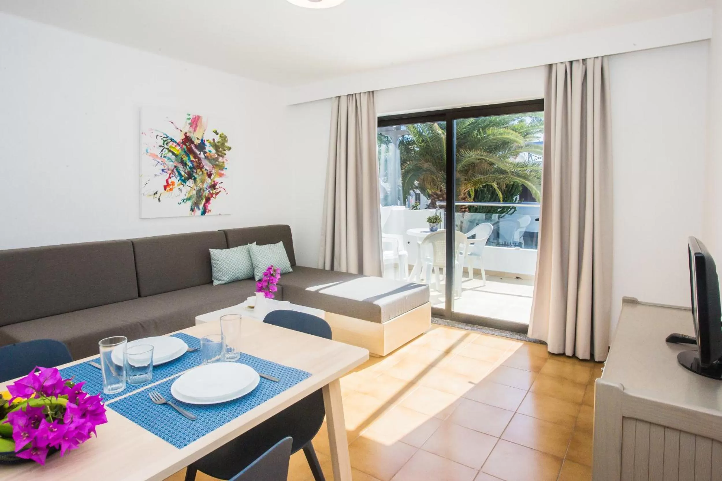 Photo of the whole room in Los Tulipanes