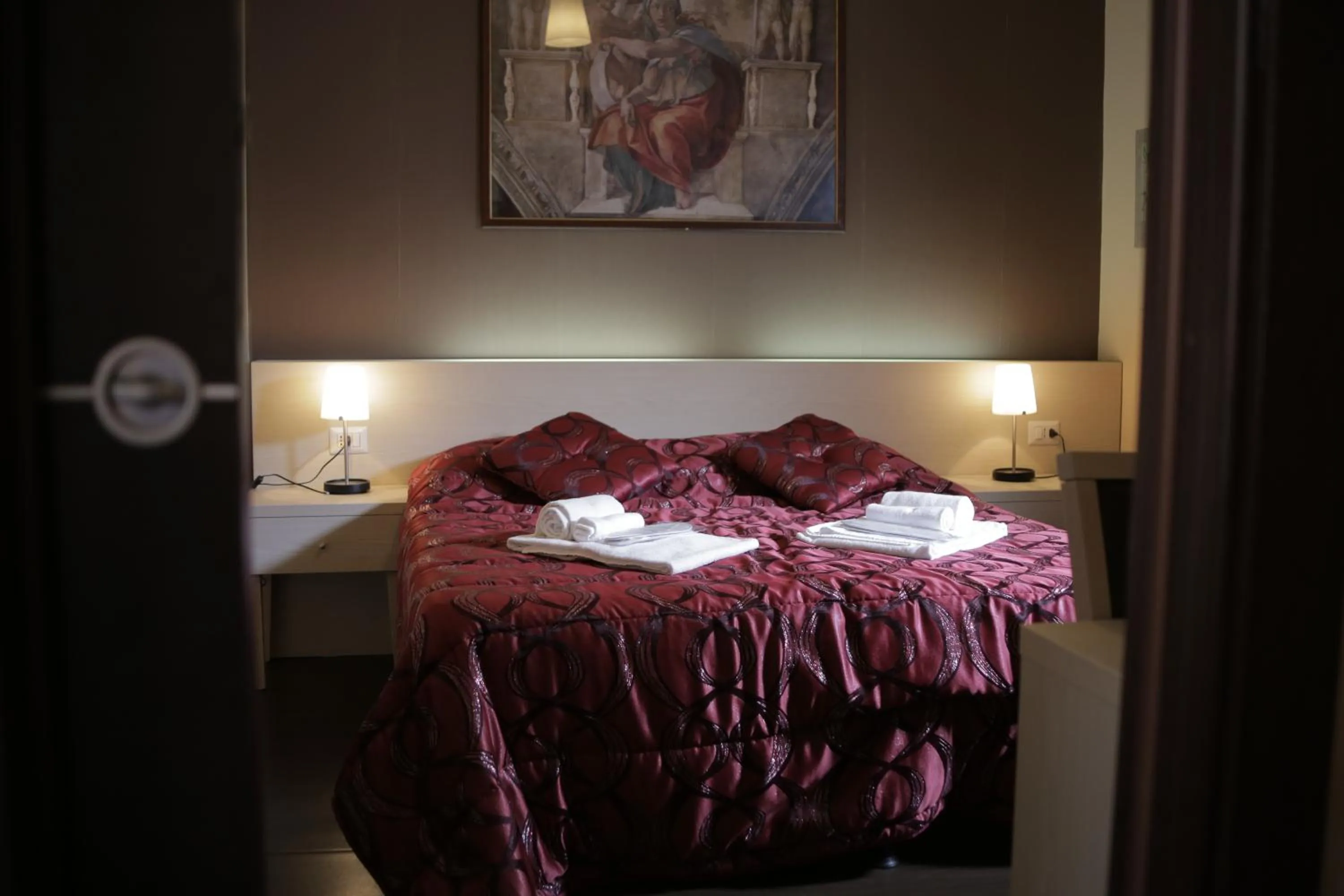 Photo of the whole room, Bed in Rome Vatican Suite