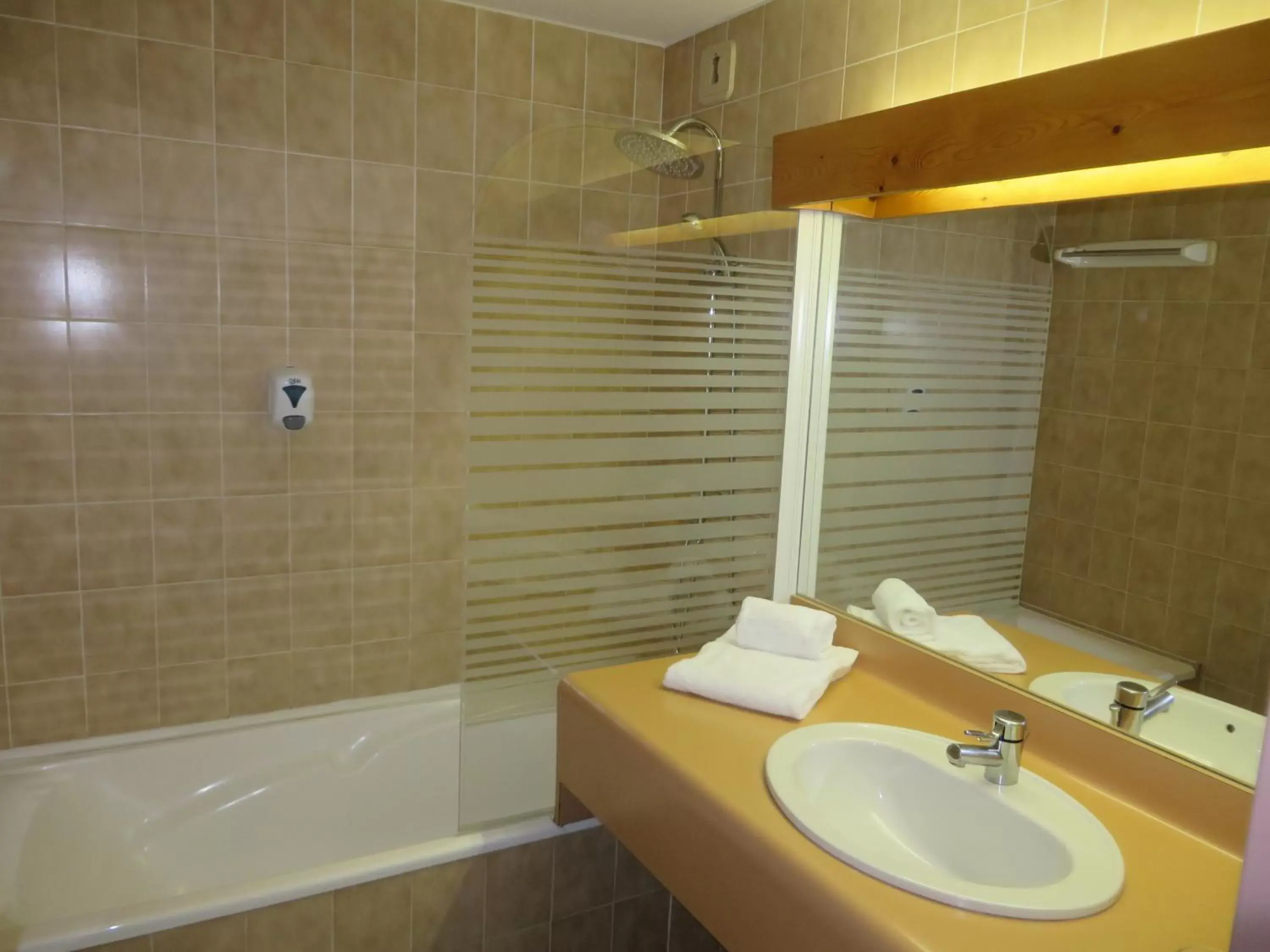 Shower, Bathroom in N'Atura Hôtel