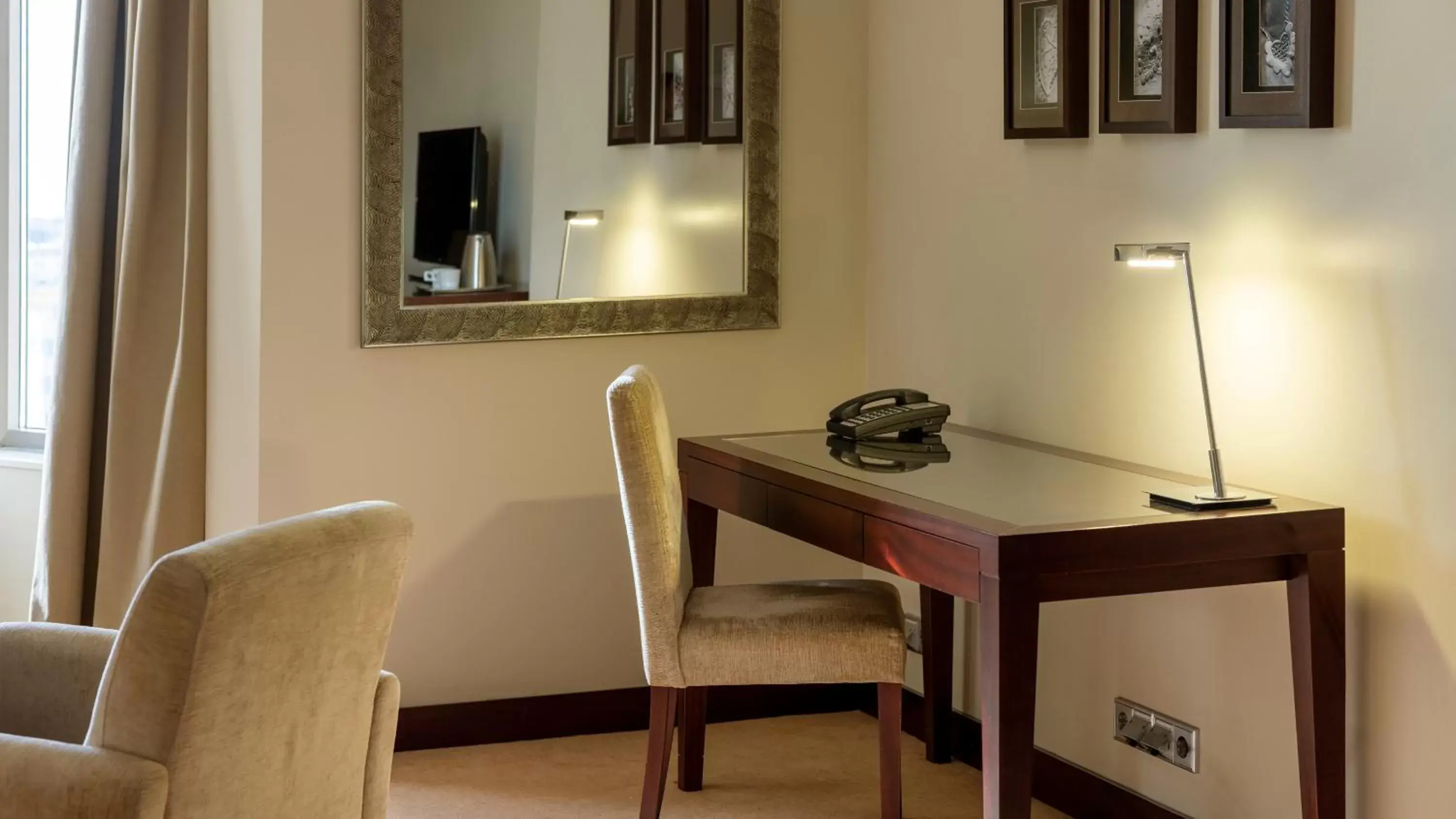 Seating area, Dining Area in Crowne Plaza Porto, an IHG Hotel