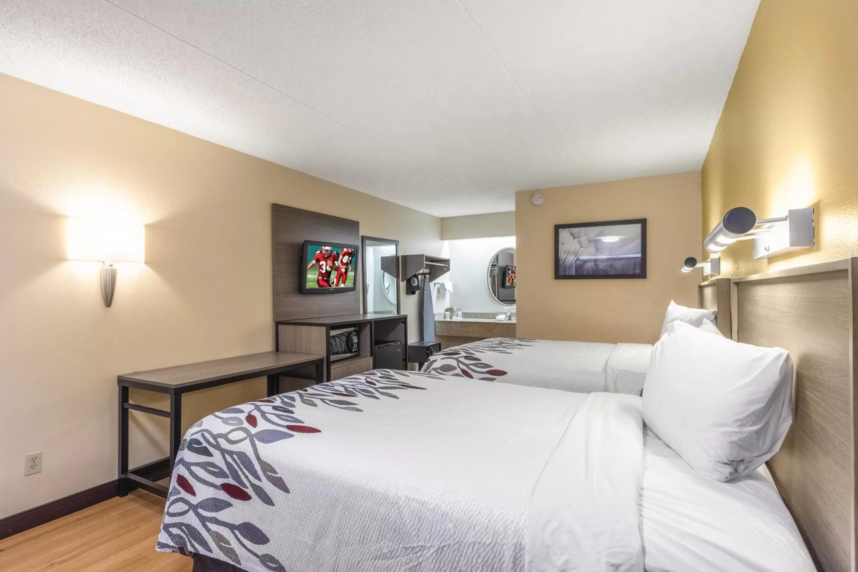 Photo of the whole room, Bed in Red Roof Inn Kalamazoo West - Western Michigan U