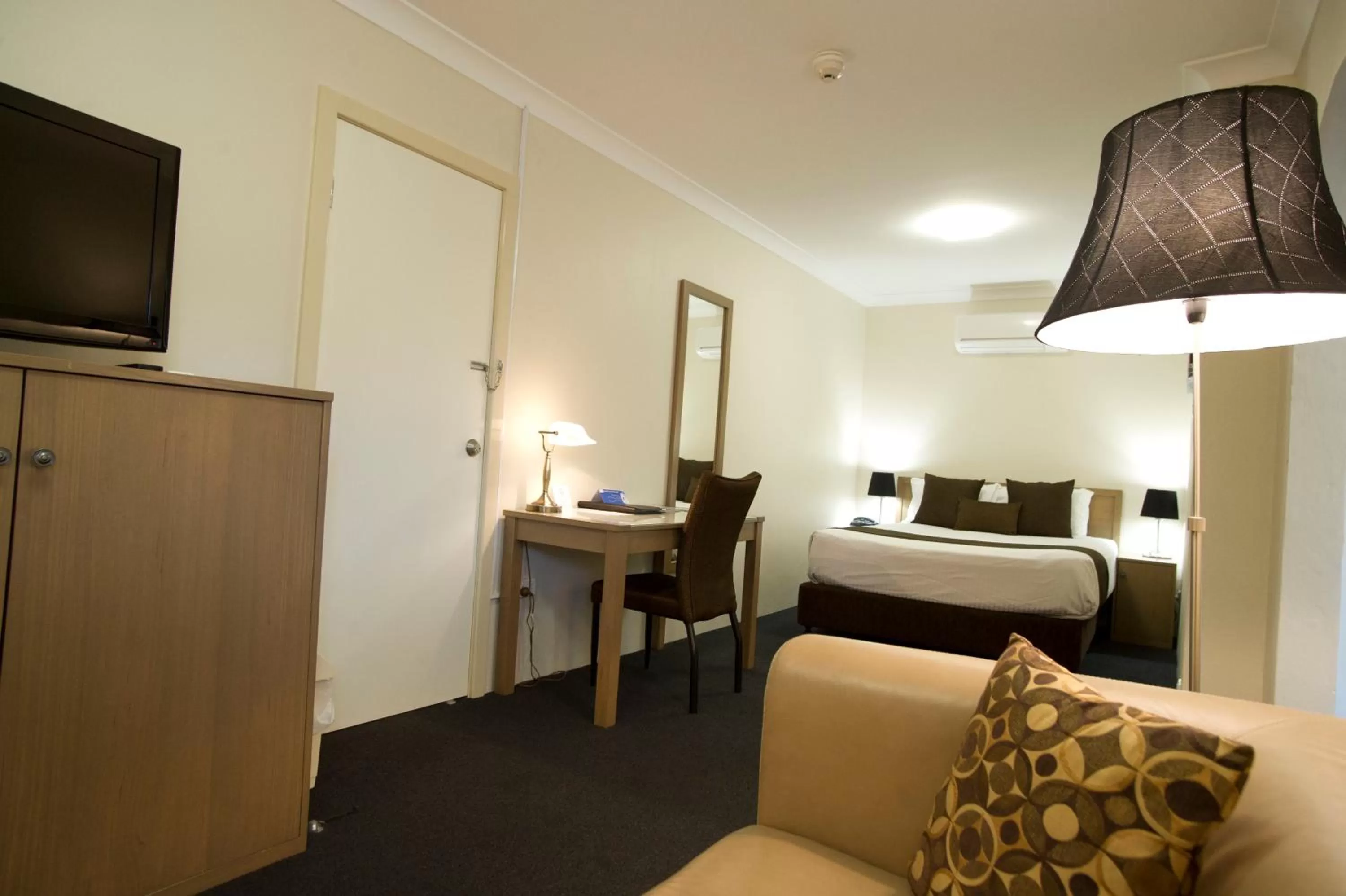 Seating area, Bed in Noah's Mid City Motor Inn Muswellbrook