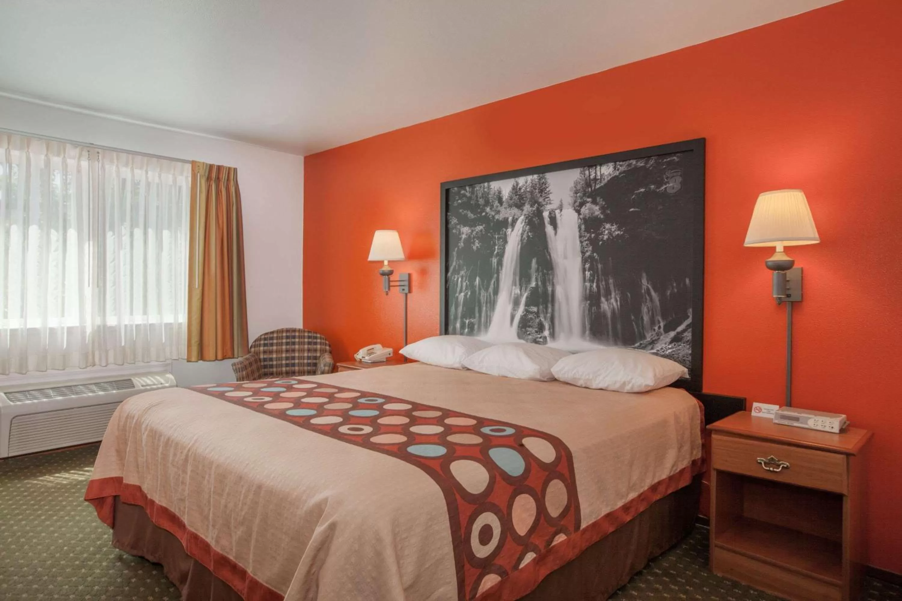 Photo of the whole room, Bed in Super 8 by Wyndham Cloverdale Wine Country