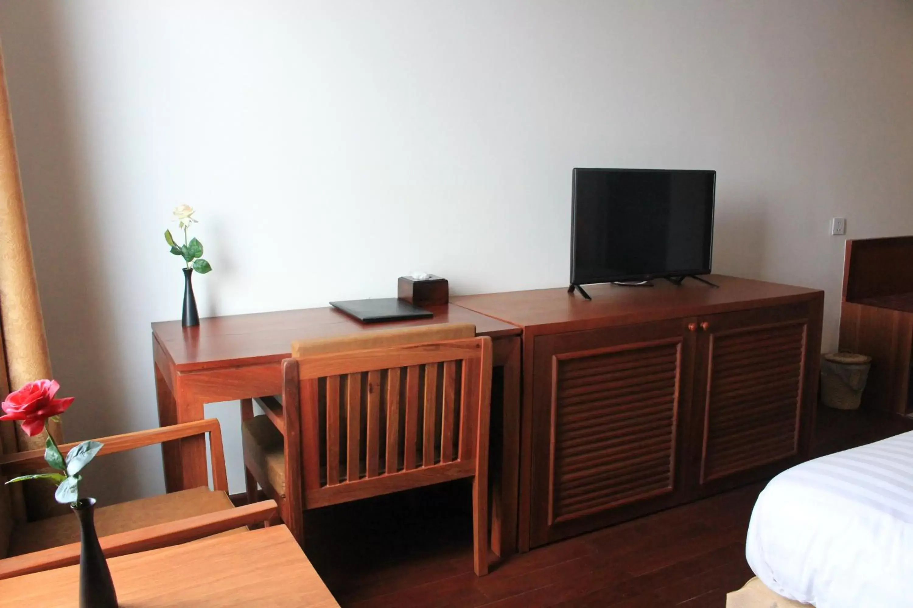 Bedroom, TV/Entertainment Center in Phnom Penh Katari Hotel