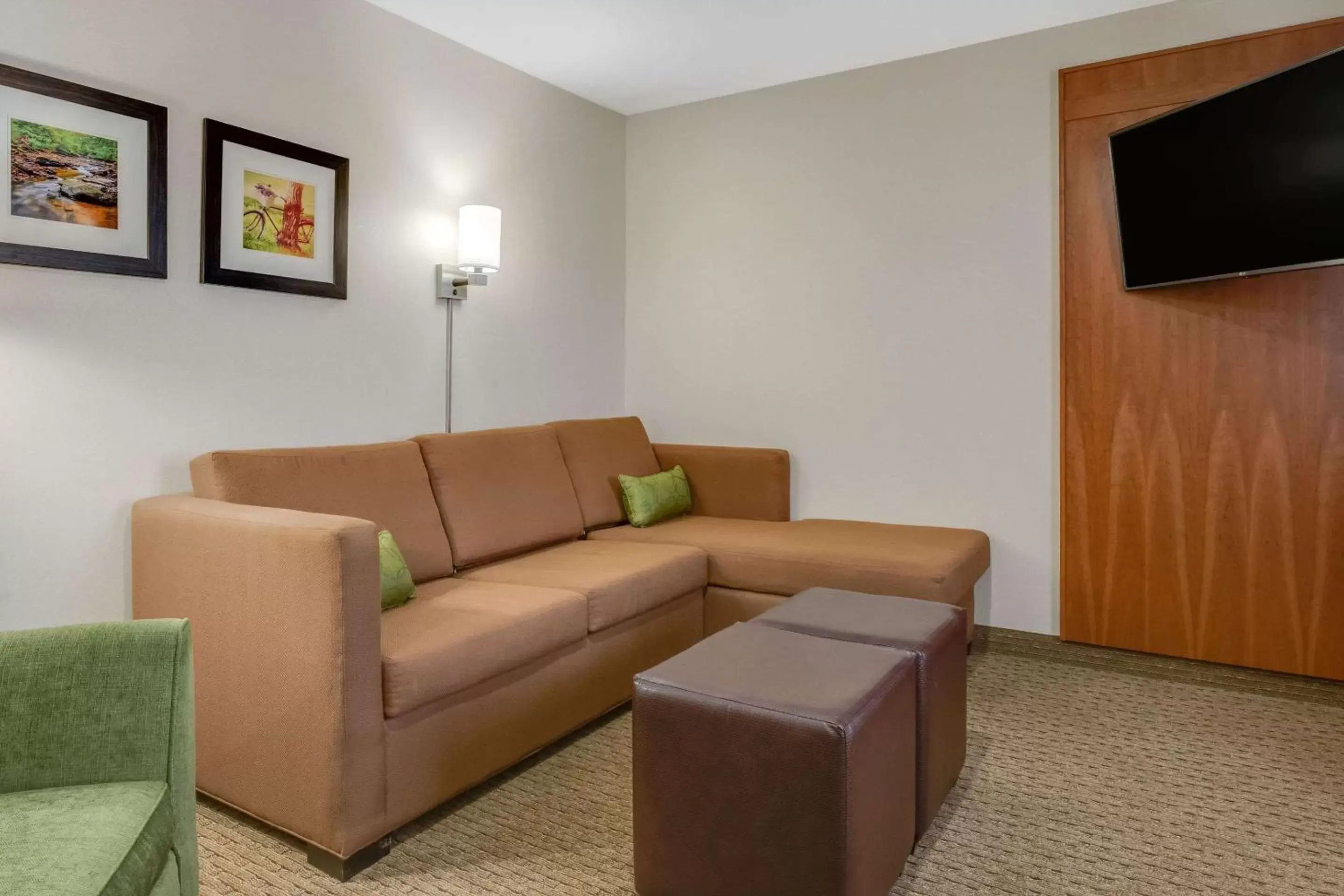 Photo of the whole room, Seating Area in Comfort Inn Millersburg