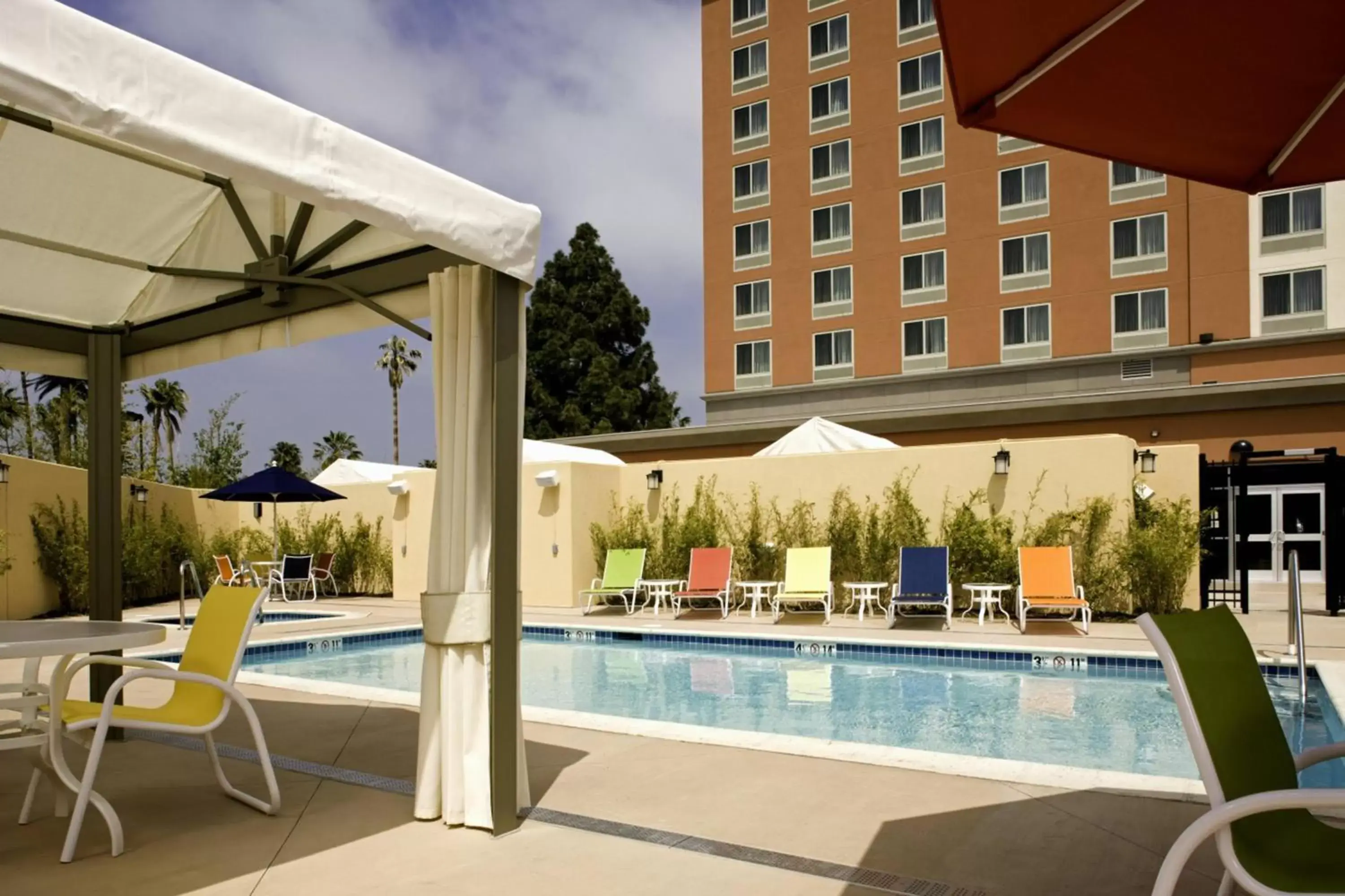 Swimming Pool in Courtyard by Marriott Los Angeles Westside