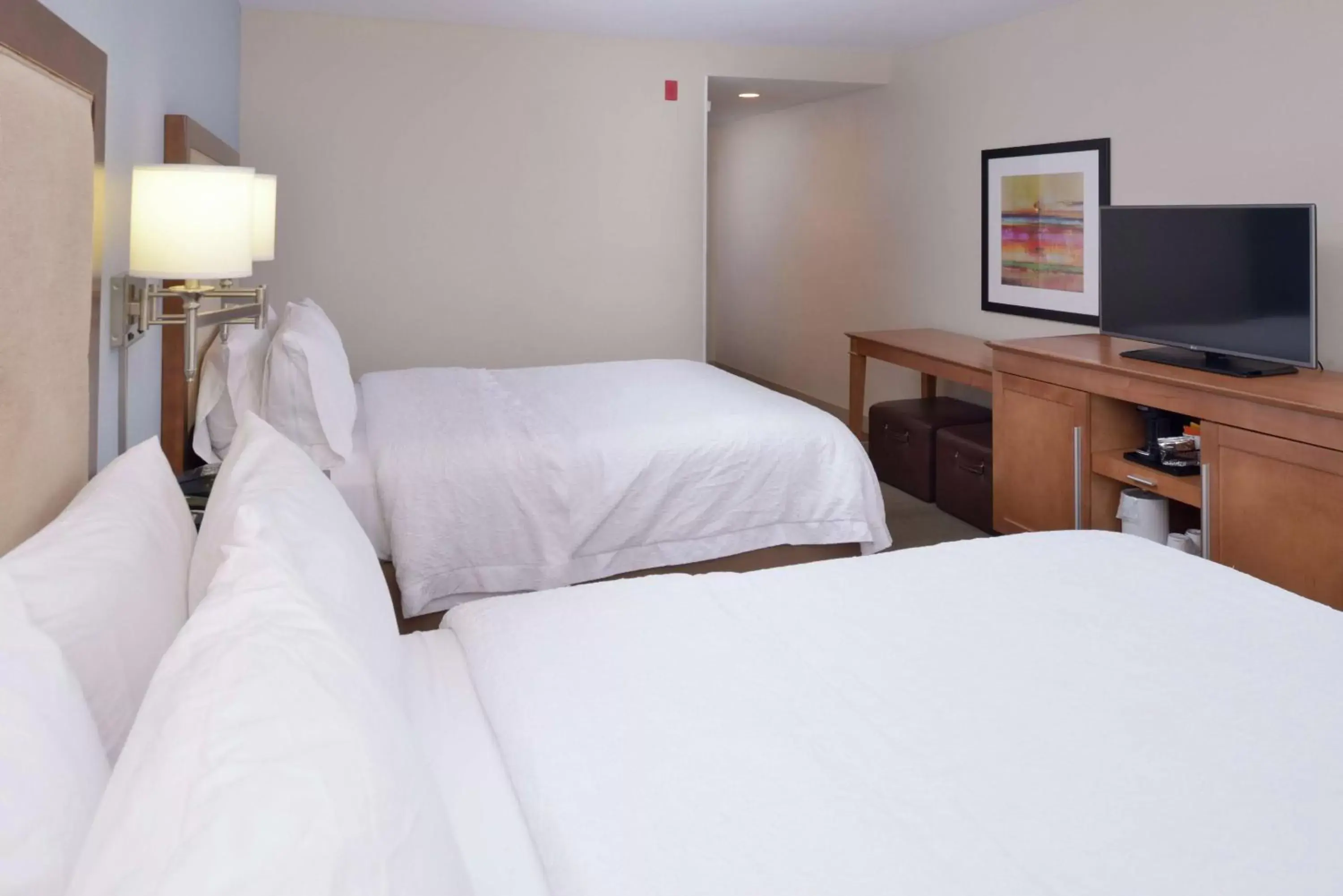 Bed in Hampton Inn & Suites by Hilton Lonoke