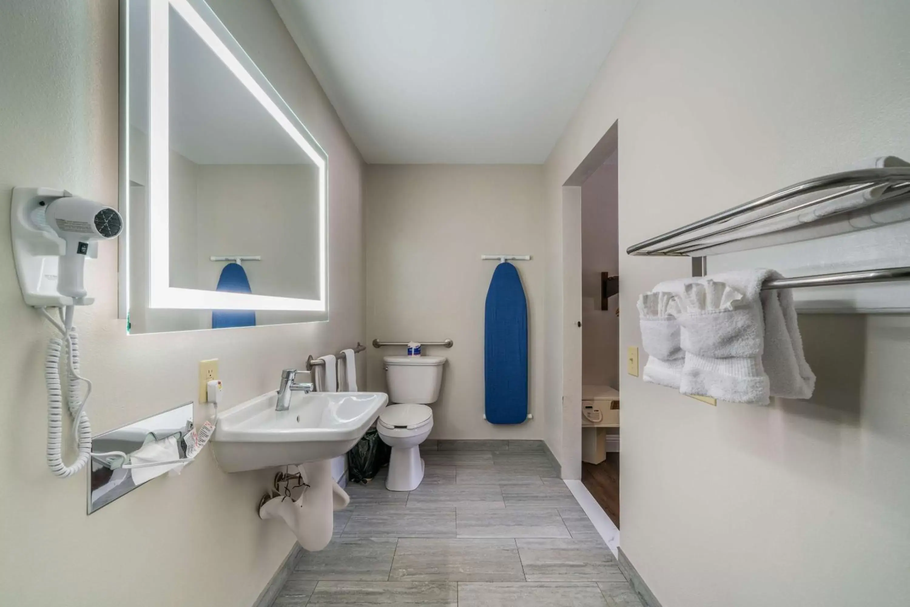 Photo of the whole room, Bathroom in Best Western Inn of Jasper
