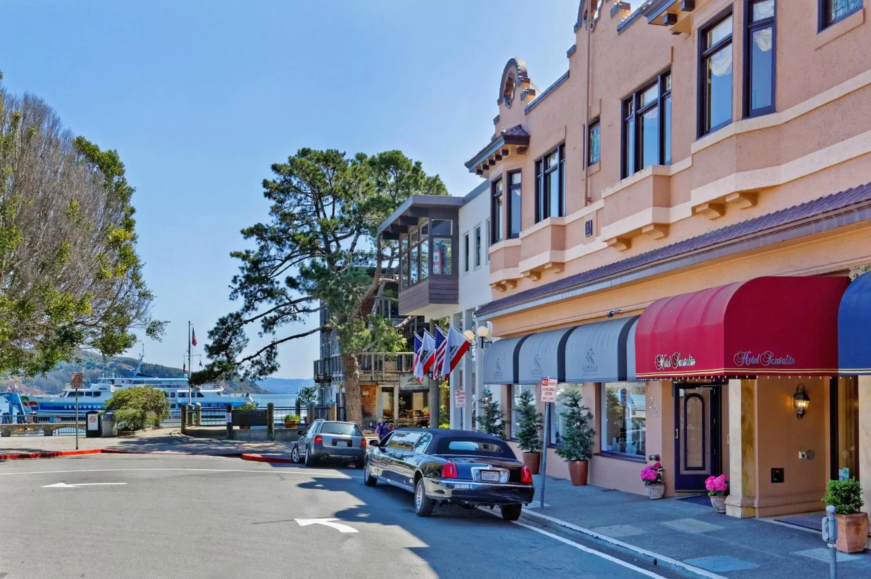 Facade/entrance, Property Building in Hotel Sausalito