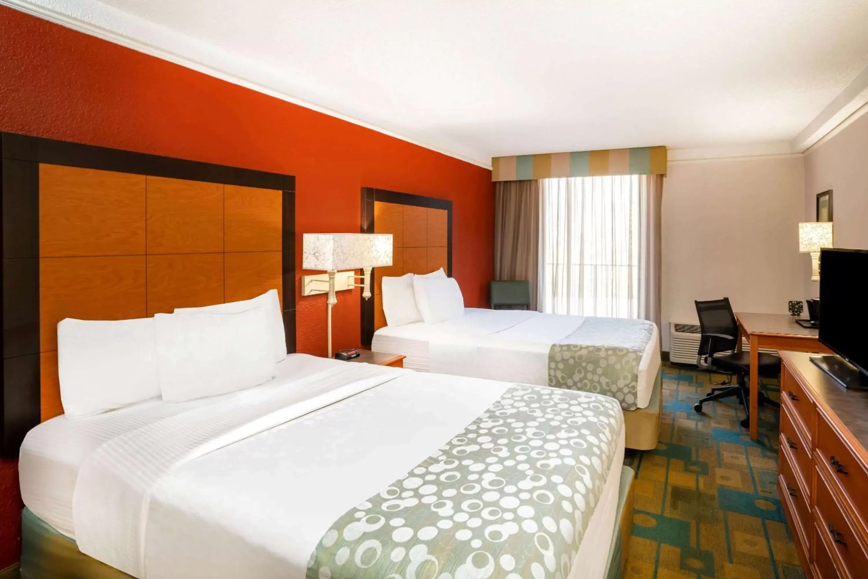 Photo of the whole room, Bed in La Quinta by Wyndham Nashville Airport/Opryland